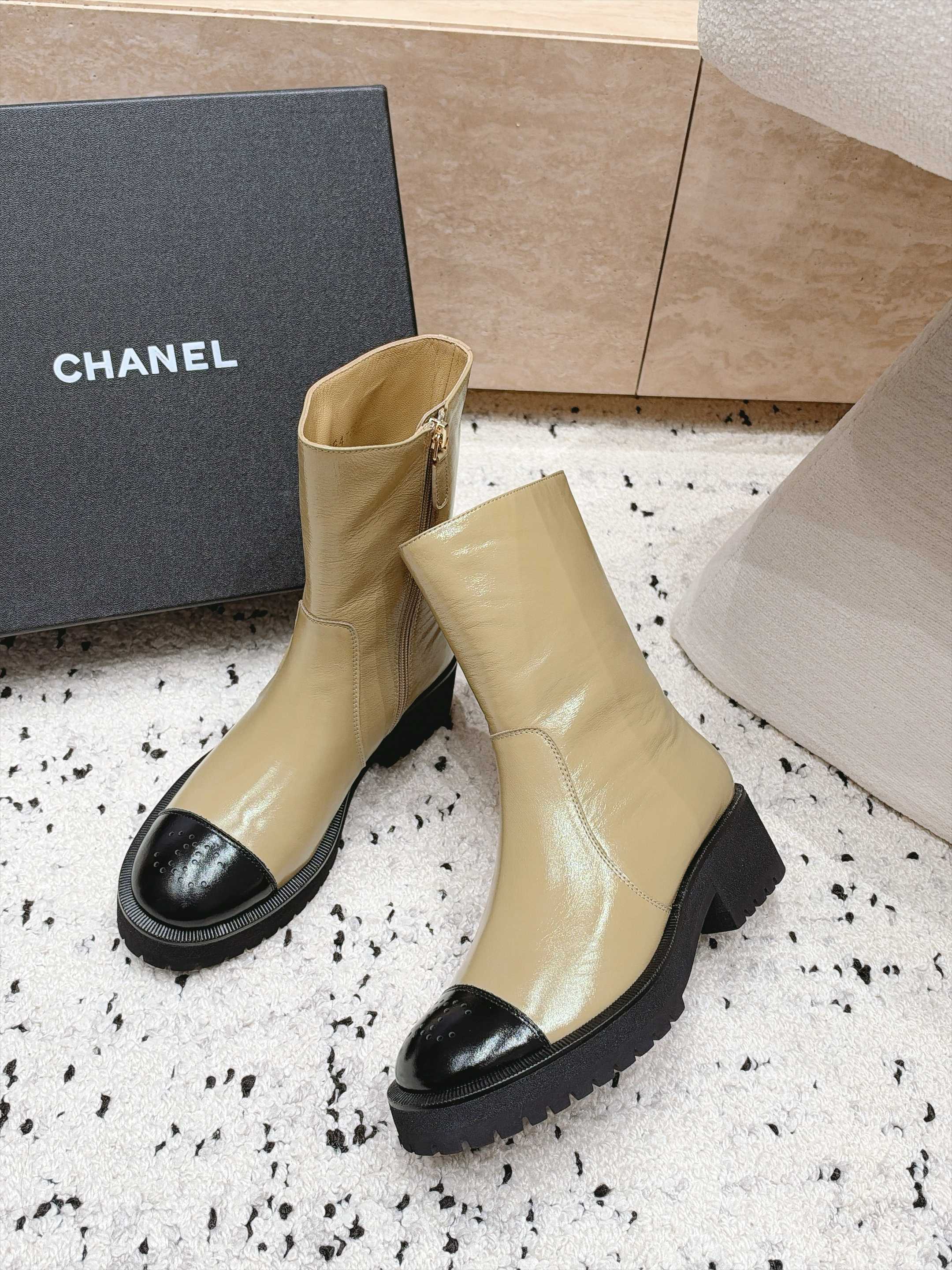 chanel 香奈儿 26B 新款秋冬短靴 马丁靴  非常帅气	靴型超显腿长 中跟增高，侧拉链非常方便穿脱，简约经典拼色