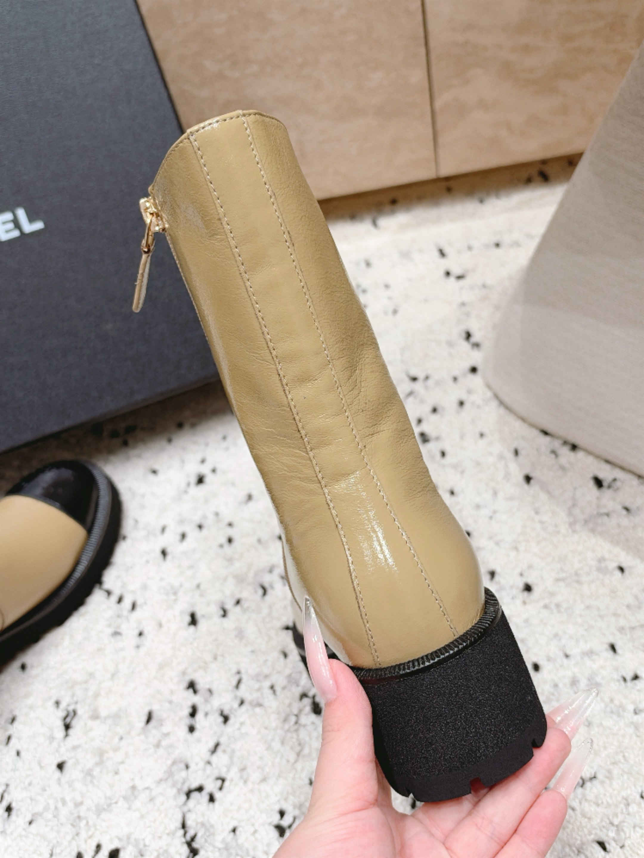 chanel 香奈儿 26B 新款秋冬短靴 马丁靴  非常帅气	靴型超显腿长 中跟增高，侧拉链非常方便穿脱，简约经典拼色