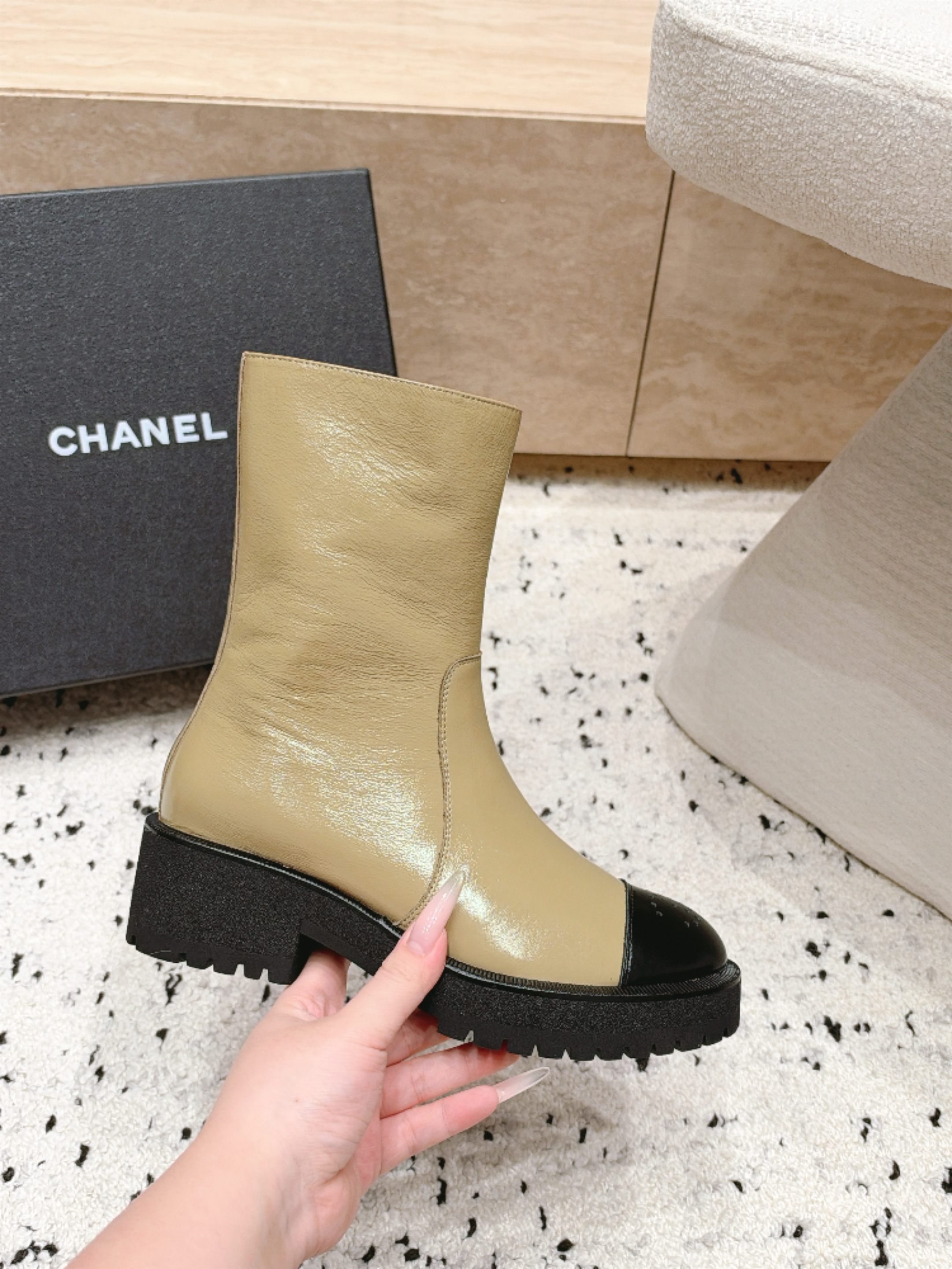 chanel 香奈儿 26B 新款秋冬短靴 马丁靴  非常帅气	靴型超显腿长 中跟增高，侧拉链非常方便穿脱，简约经典拼色