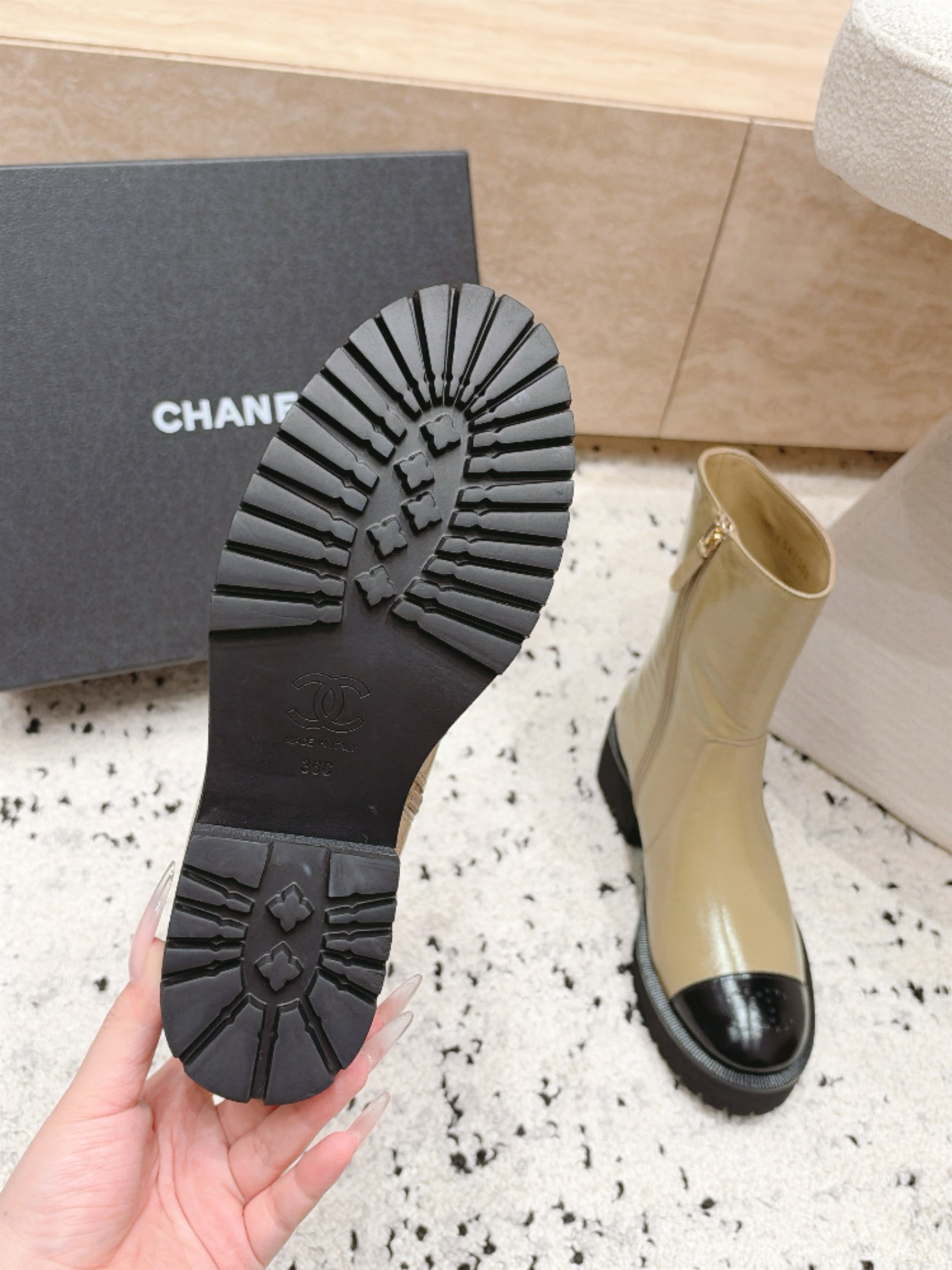 chanel 香奈儿 26B 新款秋冬短靴 马丁靴  非常帅气	靴型超显腿长 中跟增高，侧拉链非常方便穿脱，简约经典拼色