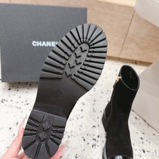 chanel 香奈儿 26B 新款秋冬短靴 马丁靴 非常帅气 靴型超显腿长 中跟增高,侧拉链非常方便穿脱,简约经典拼色 chanel 香奈儿 26B 新款秋冬短靴 马丁靴 非常帅气 靴型超显腿长 中跟增高,侧拉链非常方便穿脱,简约经典拼色
