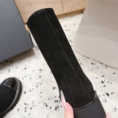 chanel 香奈儿 26B 新款秋冬短靴 马丁靴 非常帅气 靴型超显腿长 中跟增高,侧拉链非常方便穿脱,简约经典拼色 chanel 香奈儿 26B 新款秋冬短靴 马丁靴 非常帅气 靴型超显腿长 中跟增高,侧拉链非常方便穿脱,简约经典拼色