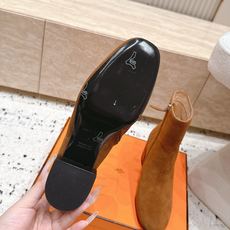 Hermes 爱马仕秋冬系列-粗跟短靴 这款高跟短靴把优雅感拉满,5色可选,圆润鞋头柔和修饰脚型,利落短靴筒贴合脚踝,侧 Hermes 爱马仕秋冬系列-粗跟短靴 这款高跟短靴把优雅感拉满,5色可选,圆润鞋头柔和修饰脚型,利落短靴筒贴合脚踝,侧