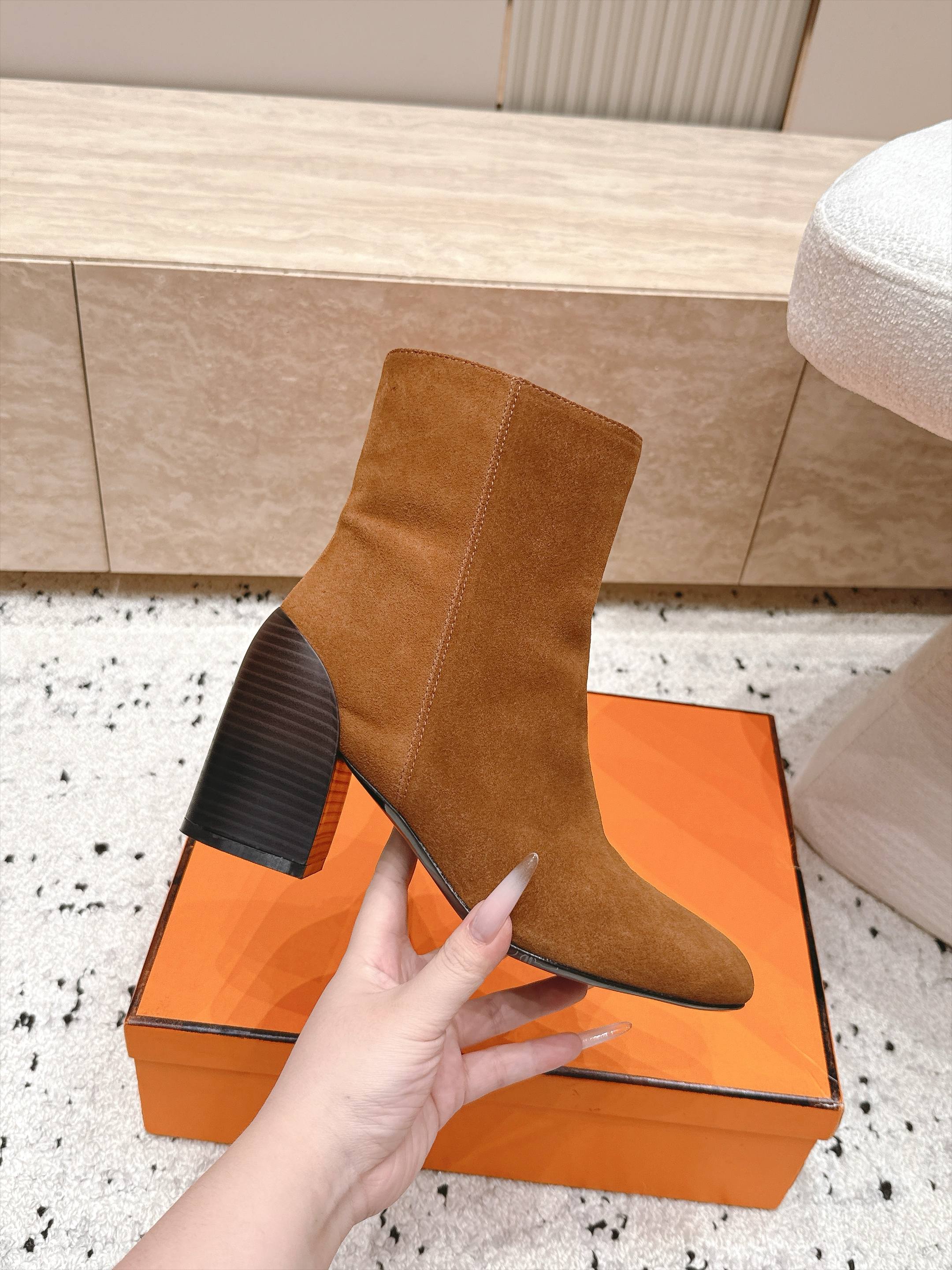 Hermes 爱马仕秋冬系列-粗跟短靴 这款高跟短靴把优雅感拉满,5色可选,圆润鞋头柔和修饰脚型,利落短靴筒贴合脚踝,侧 Hermes 爱马仕秋冬系列-粗跟短靴 这款高跟短靴把优雅感拉满,5色可选,圆润鞋头柔和修饰脚型,利落短靴筒贴合脚踝,侧