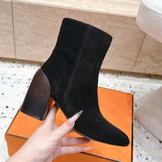 Hermes 爱马仕秋冬系列-粗跟短靴 这款高跟短靴把优雅感拉满,5色可选,圆润鞋头柔和修饰脚型,利落短靴筒贴合脚踝,侧 Hermes 爱马仕秋冬系列-粗跟短靴 这款高跟短靴把优雅感拉满,5色可选,圆润鞋头柔和修饰脚型,利落短靴筒贴合脚踝,侧