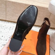 Hermes 爱马仕秋冬系列-粗跟短靴 这款高跟短靴把优雅感拉满,5色可选,圆润鞋头柔和修饰脚型,利落短靴筒贴合脚踝,侧 Hermes 爱马仕秋冬系列-粗跟短靴 这款高跟短靴把优雅感拉满,5色可选,圆润鞋头柔和修饰脚型,利落短靴筒贴合脚踝,侧
