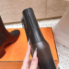 Hermes 爱马仕秋冬系列-粗跟短靴 这款高跟短靴把优雅感拉满,5色可选,圆润鞋头柔和修饰脚型,利落短靴筒贴合脚踝,侧 Hermes 爱马仕秋冬系列-粗跟短靴 这款高跟短靴把优雅感拉满,5色可选,圆润鞋头柔和修饰脚型,利落短靴筒贴合脚踝,侧