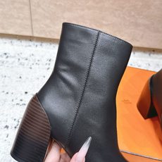Hermes 爱马仕秋冬系列-粗跟短靴 这款高跟短靴把优雅感拉满,5色可选,圆润鞋头柔和修饰脚型,利落短靴筒贴合脚踝,侧 Hermes 爱马仕秋冬系列-粗跟短靴 这款高跟短靴把优雅感拉满,5色可选,圆润鞋头柔和修饰脚型,利落短靴筒贴合脚踝,侧