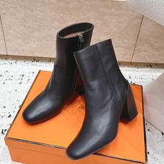 Hermes 爱马仕秋冬系列-粗跟短靴 这款高跟短靴把优雅感拉满,5色可选,圆润鞋头柔和修饰脚型,利落短靴筒贴合脚踝,侧 Hermes 爱马仕秋冬系列-粗跟短靴 这款高跟短靴把优雅感拉满,5色可选,圆润鞋头柔和修饰脚型,利落短靴筒贴合脚踝,侧