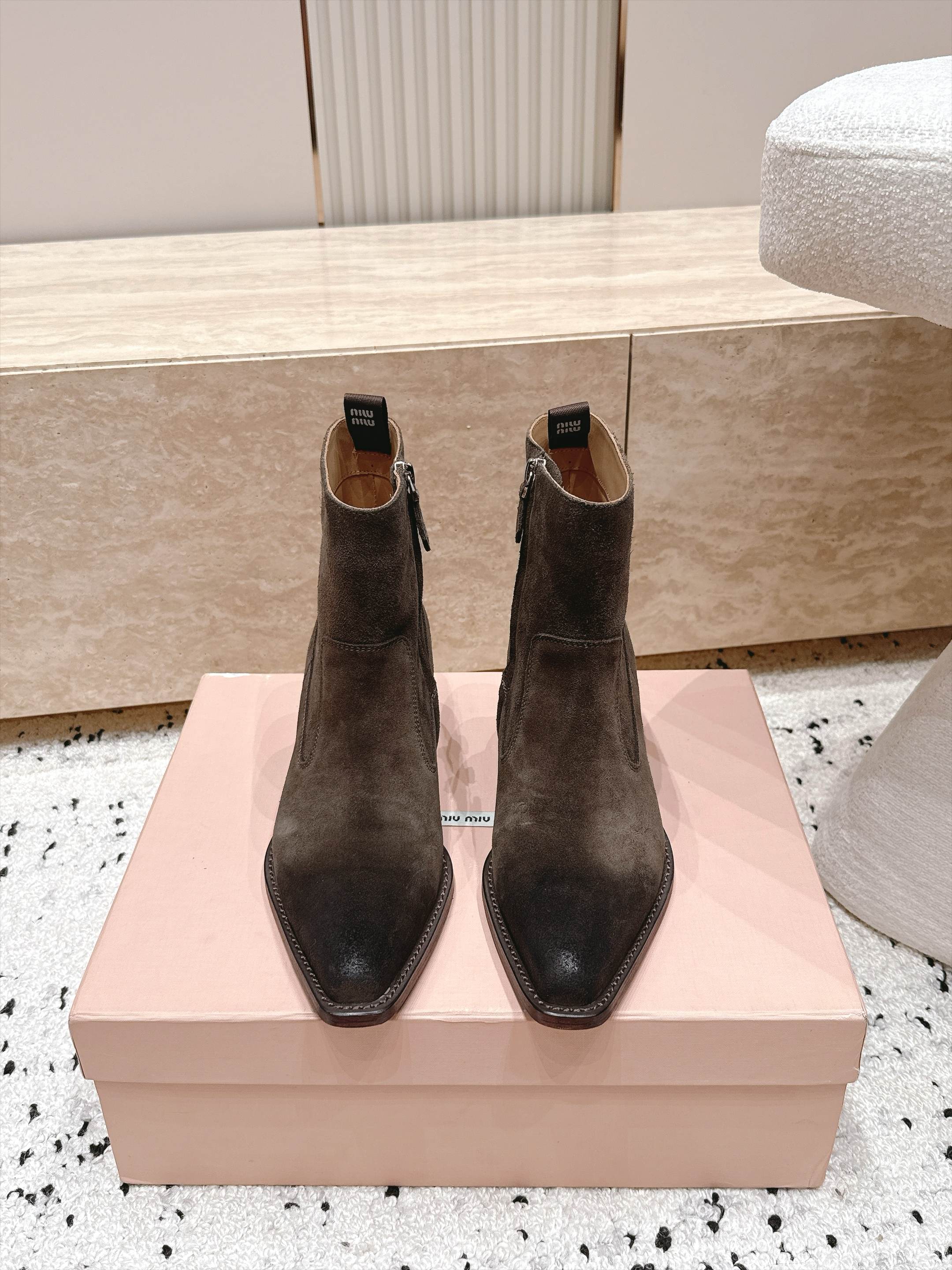 MiuMiu 缪缪 秋冬最新款复古粗跟时装靴、牛仔靴 走秀款时尚博主同款 早秋力推单品！复古欧美风格 炸街必备单品  非