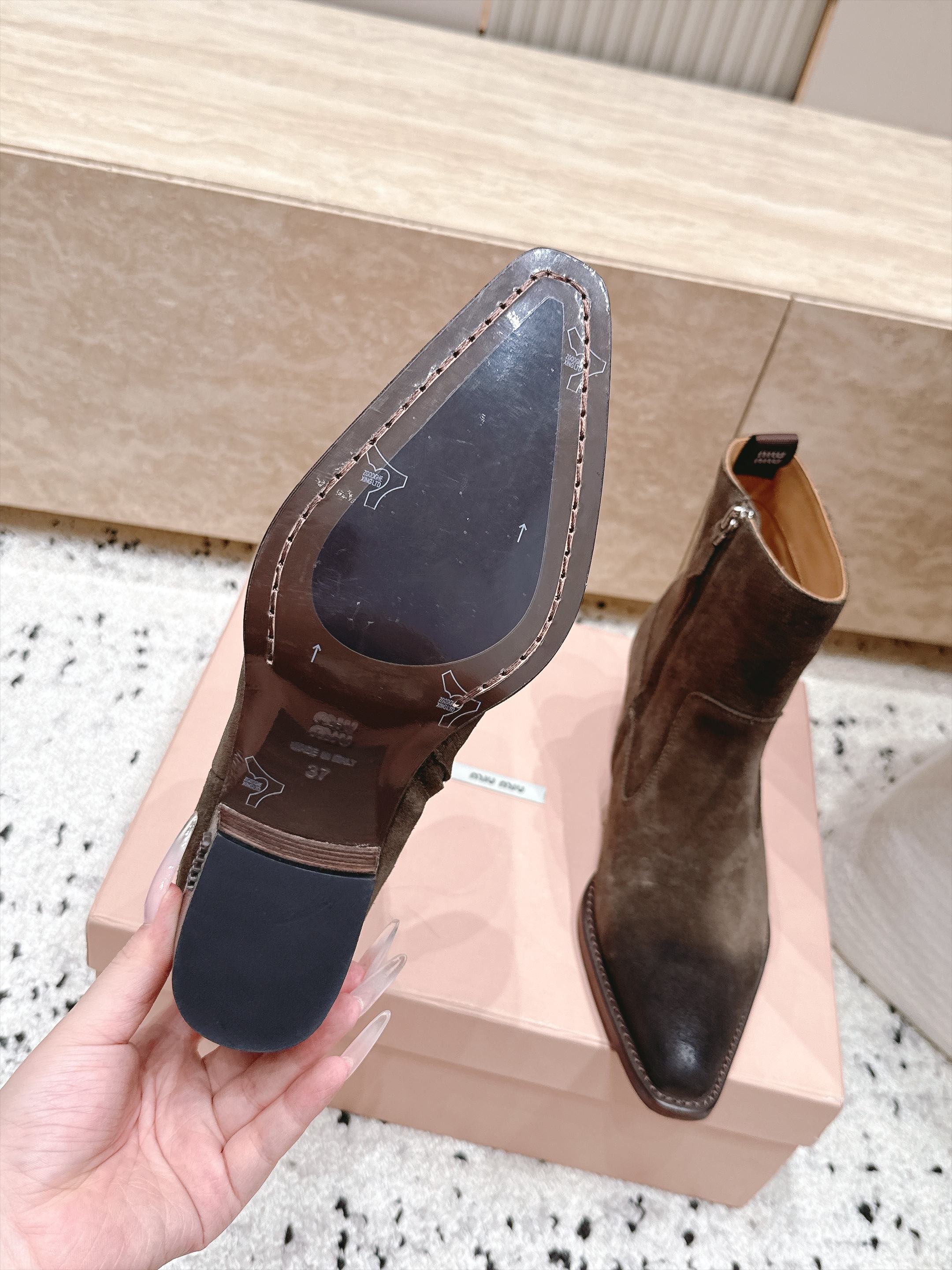 MiuMiu 缪缪 秋冬最新款复古粗跟时装靴、牛仔靴 走秀款时尚博主同款 早秋力推单品！复古欧美风格 炸街必备单品  非