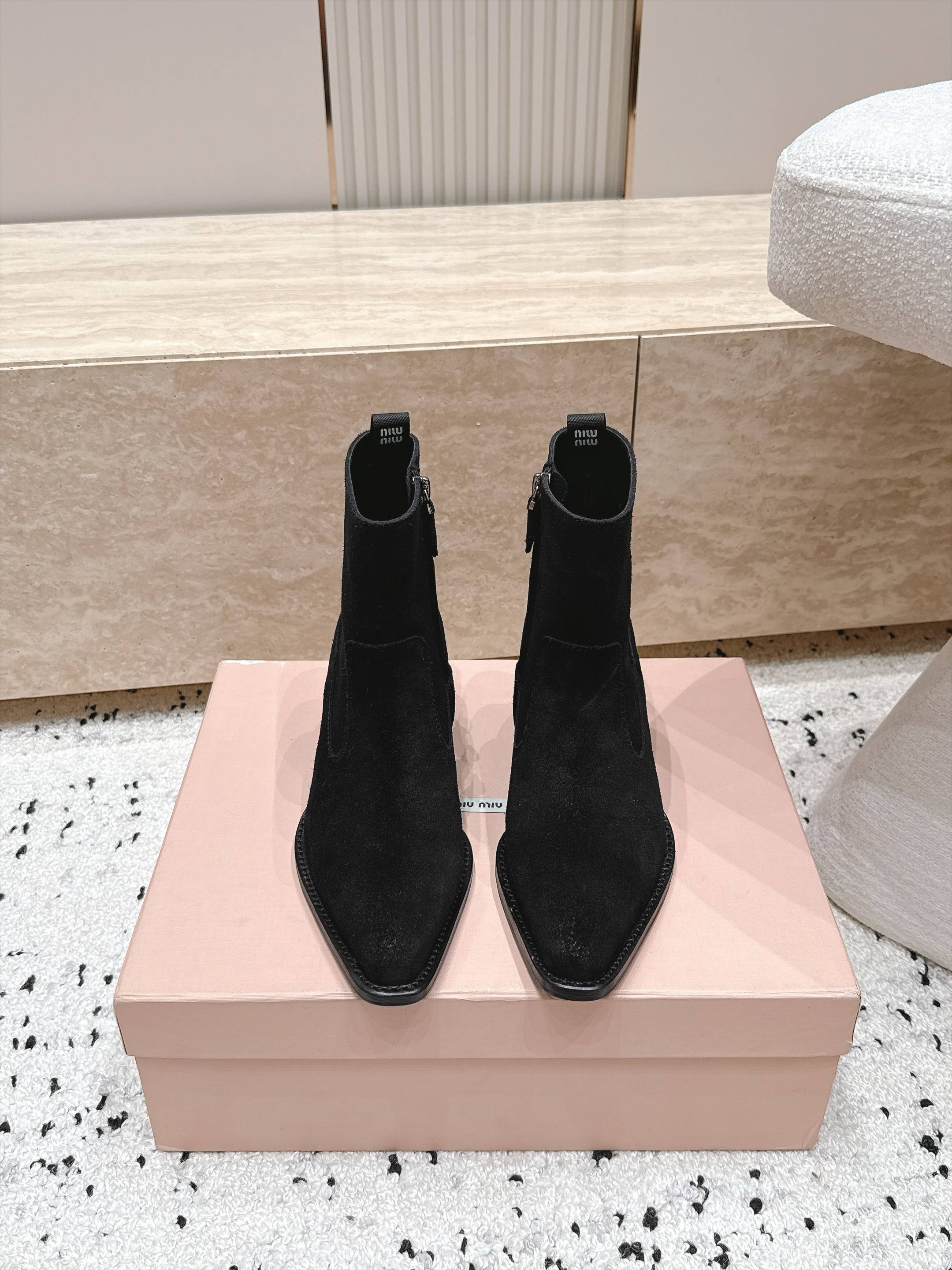 MiuMiu 缪缪 秋冬最新款复古粗跟时装靴、牛仔靴 走秀款时尚博主同款 早秋力推单品!复古欧美风格 炸街必备单品 非 MiuMiu 缪缪 秋冬最新款复古粗跟时装靴、牛仔靴 走秀款时尚博主同款 早秋力推单品!复古欧美风格 炸街必备单品 非