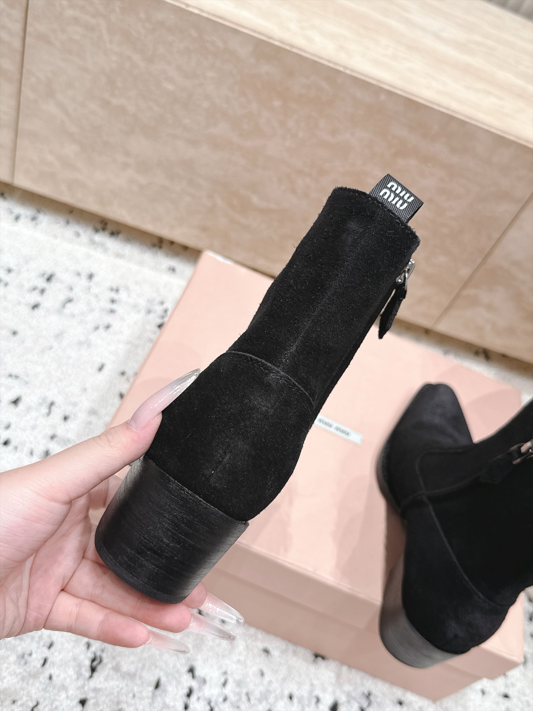 MiuMiu 缪缪 秋冬最新款复古粗跟时装靴、牛仔靴 走秀款时尚博主同款 早秋力推单品!复古欧美风格 炸街必备单品 非 MiuMiu 缪缪 秋冬最新款复古粗跟时装靴、牛仔靴 走秀款时尚博主同款 早秋力推单品!复古欧美风格 炸街必备单品 非