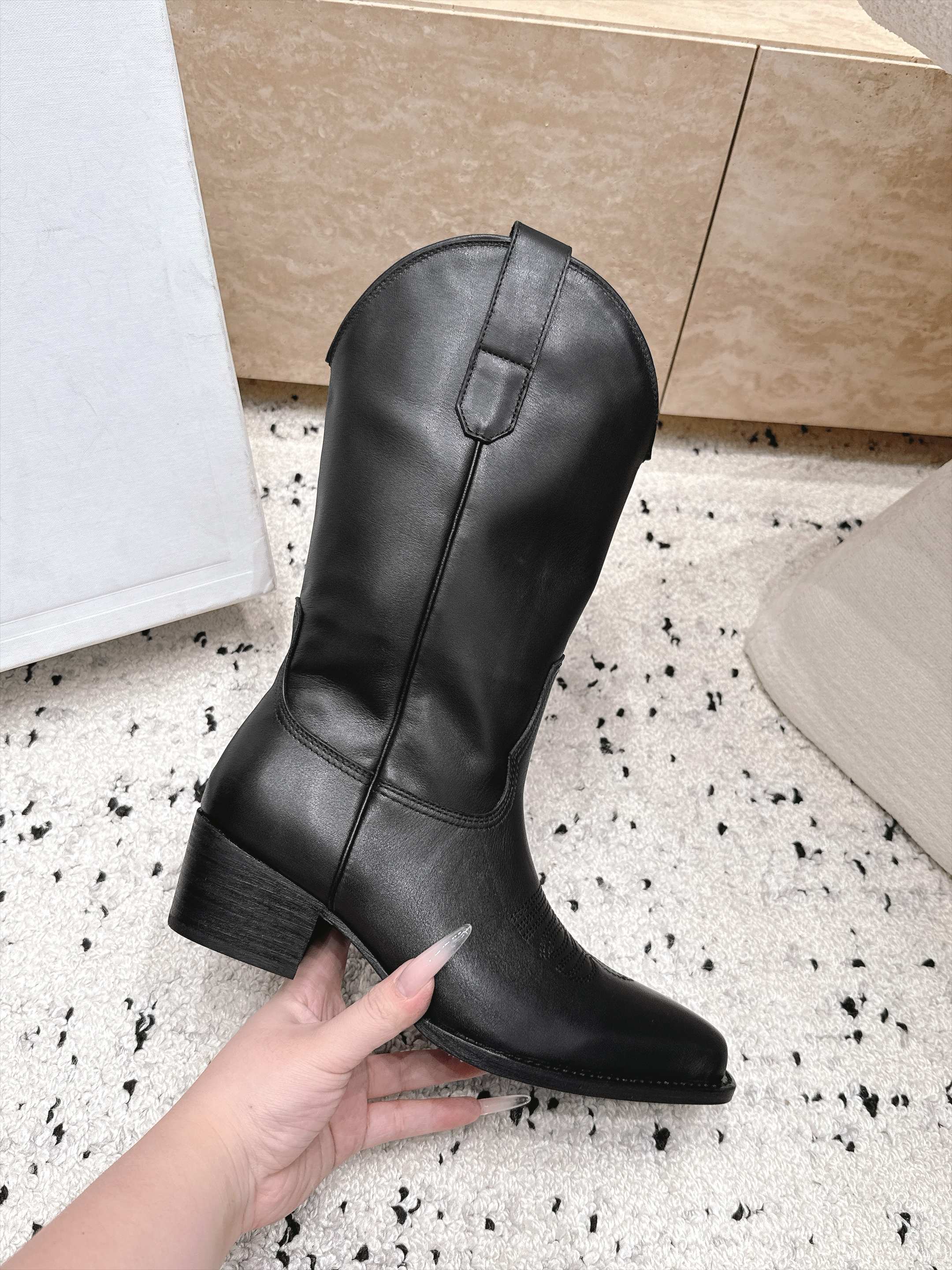 celine 思琳 秋冬最新款复古粗跟时装靴、牛仔靴 走秀款时尚博主同款 早秋力推单品!复古欧美风格 炸街必备单品 非 celine 思琳 秋冬最新款复古粗跟时装靴、牛仔靴 走秀款时尚博主同款 早秋力推单品!复古欧美风格 炸街必备单品 非