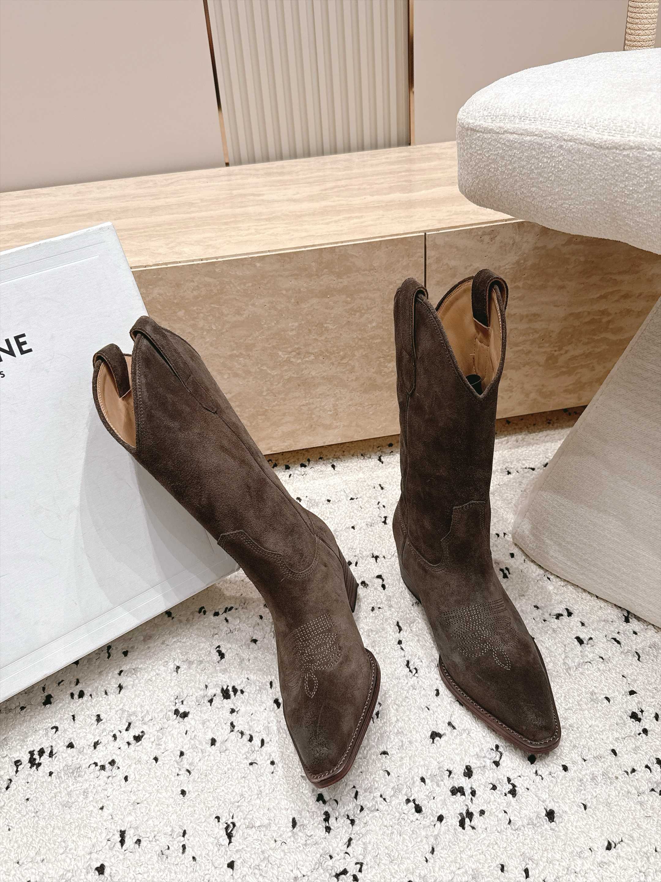 celine 思琳 秋冬最新款复古粗跟时装靴、牛仔靴 走秀款时尚博主同款 早秋力推单品!复古欧美风格 炸街必备单品 非 celine 思琳 秋冬最新款复古粗跟时装靴、牛仔靴 走秀款时尚博主同款 早秋力推单品!复古欧美风格 炸街必备单品 非
