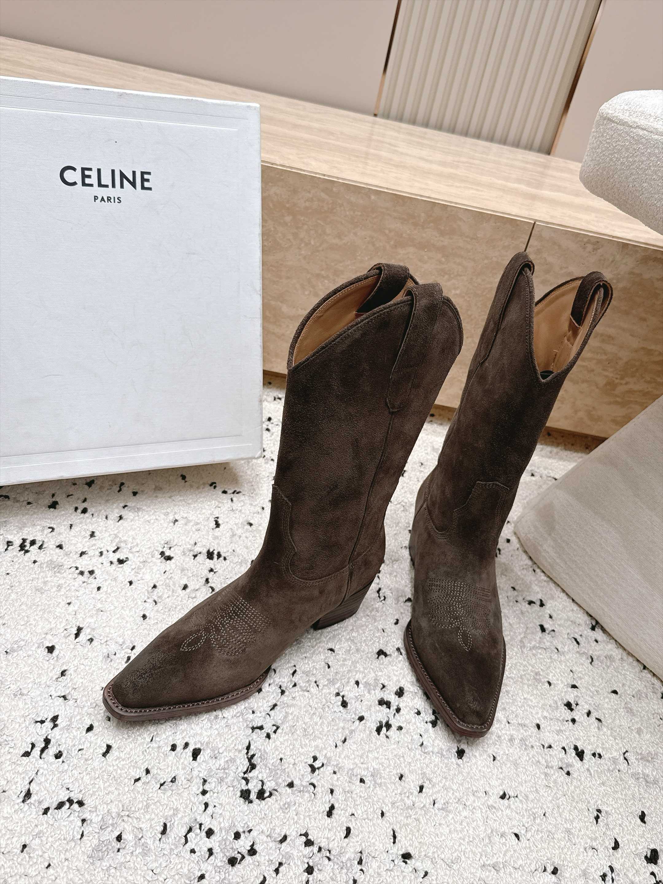 celine 思琳 秋冬最新款复古粗跟时装靴、牛仔靴 走秀款时尚博主同款 早秋力推单品!复古欧美风格 炸街必备单品 非 celine 思琳 秋冬最新款复古粗跟时装靴、牛仔靴 走秀款时尚博主同款 早秋力推单品!复古欧美风格 炸街必备单品 非