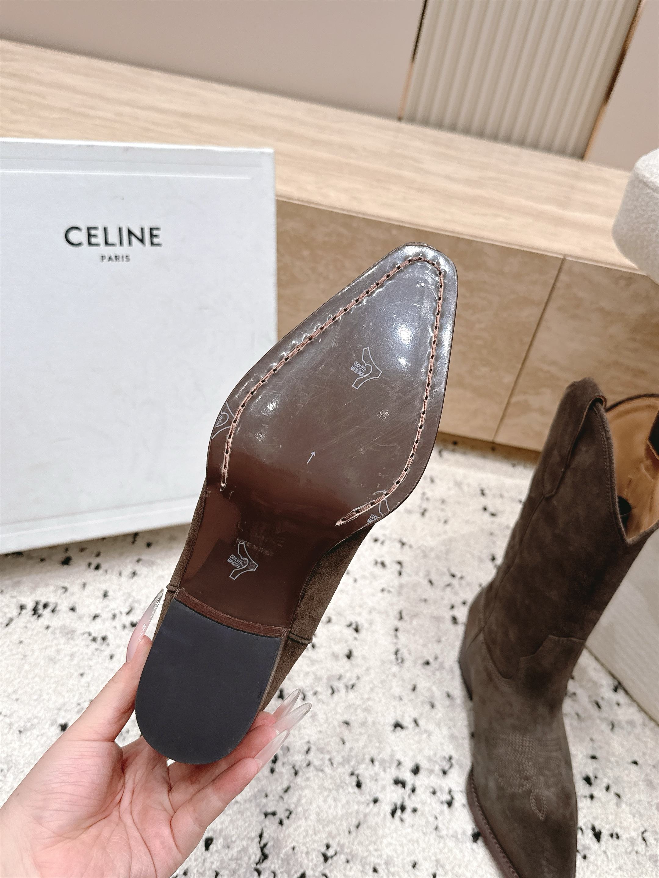 celine 思琳 秋冬最新款复古粗跟时装靴、牛仔靴 走秀款时尚博主同款 早秋力推单品!复古欧美风格 炸街必备单品 非 celine 思琳 秋冬最新款复古粗跟时装靴、牛仔靴 走秀款时尚博主同款 早秋力推单品!复古欧美风格 炸街必备单品 非