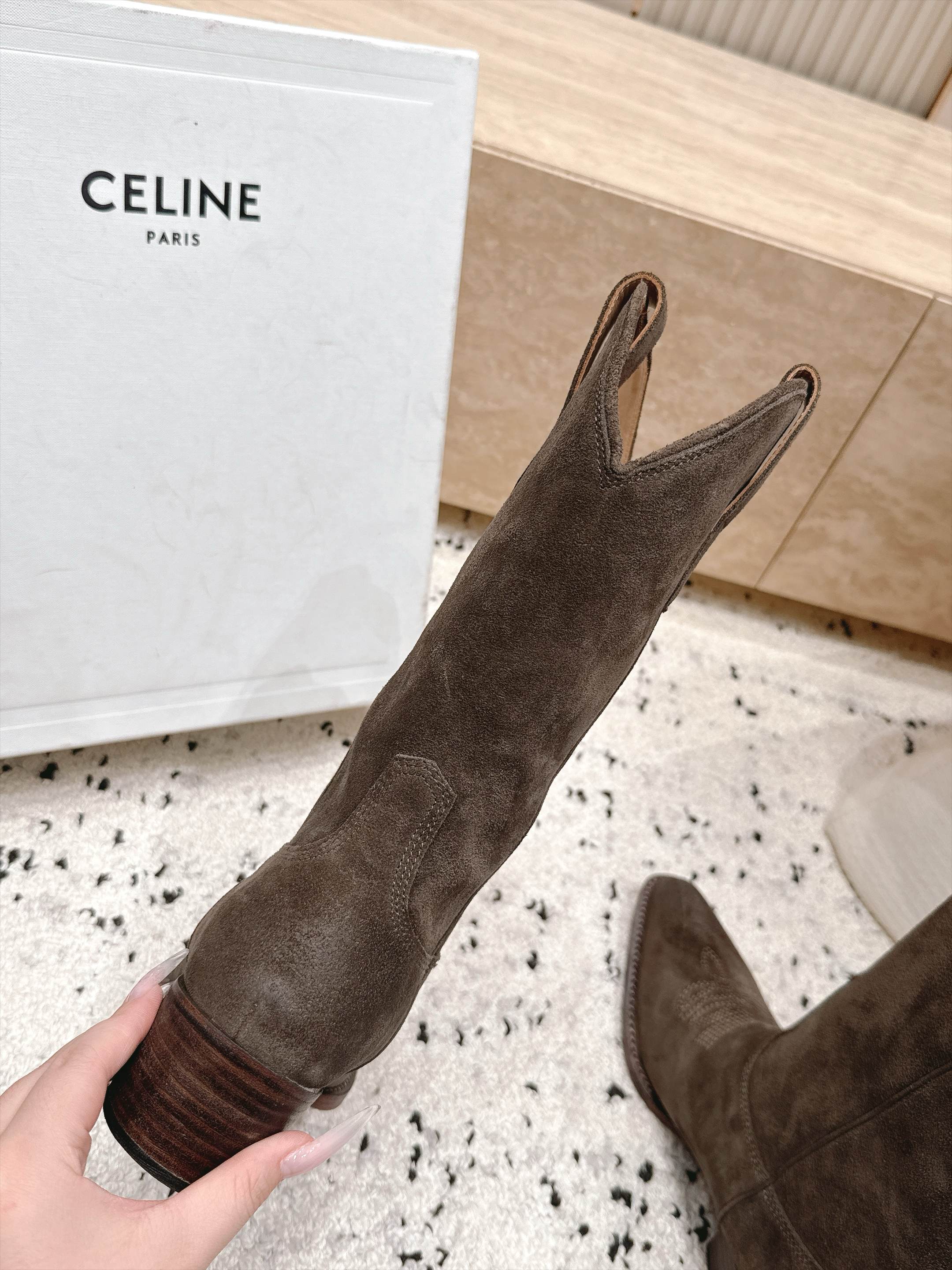 celine 思琳 秋冬最新款复古粗跟时装靴、牛仔靴 走秀款时尚博主同款 早秋力推单品!复古欧美风格 炸街必备单品 非 celine 思琳 秋冬最新款复古粗跟时装靴、牛仔靴 走秀款时尚博主同款 早秋力推单品!复古欧美风格 炸街必备单品 非