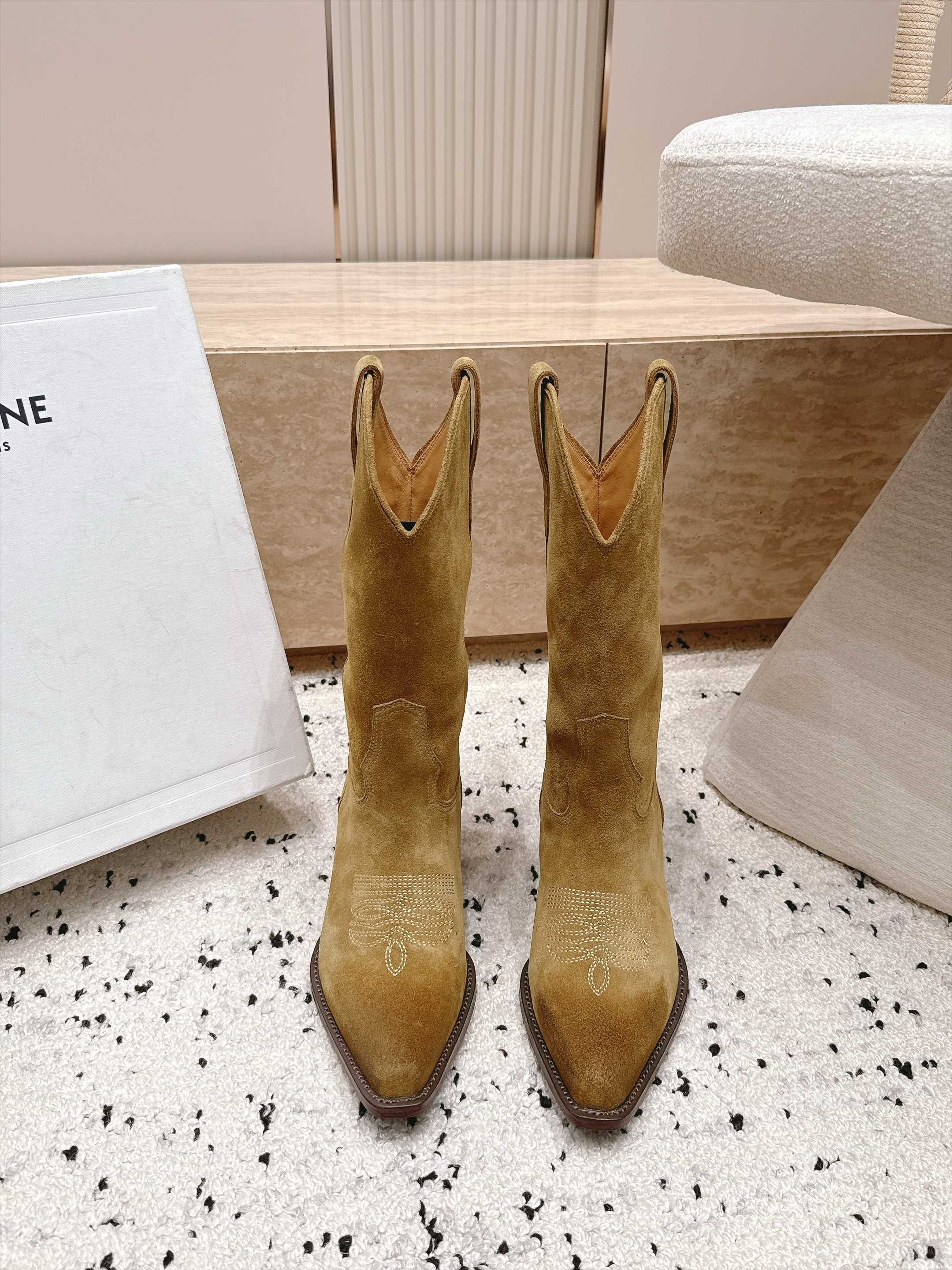 celine 思琳 秋冬最新款复古粗跟时装靴、牛仔靴 走秀款时尚博主同款 早秋力推单品!复古欧美风格 炸街必备单品 非 celine 思琳 秋冬最新款复古粗跟时装靴、牛仔靴 走秀款时尚博主同款 早秋力推单品!复古欧美风格 炸街必备单品 非