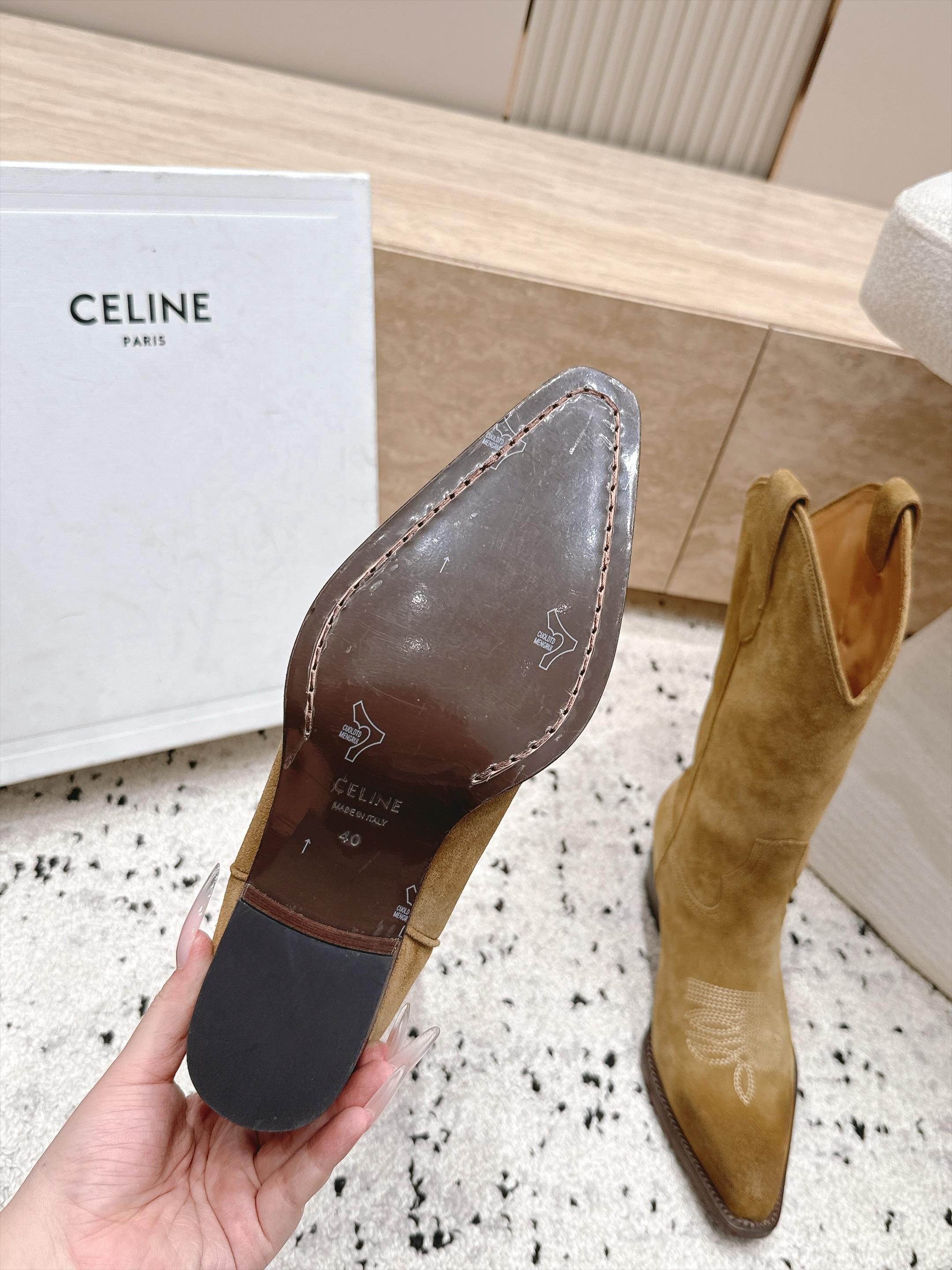 celine 思琳 秋冬最新款复古粗跟时装靴、牛仔靴 走秀款时尚博主同款 早秋力推单品!复古欧美风格 炸街必备单品 非 celine 思琳 秋冬最新款复古粗跟时装靴、牛仔靴 走秀款时尚博主同款 早秋力推单品!复古欧美风格 炸街必备单品 非