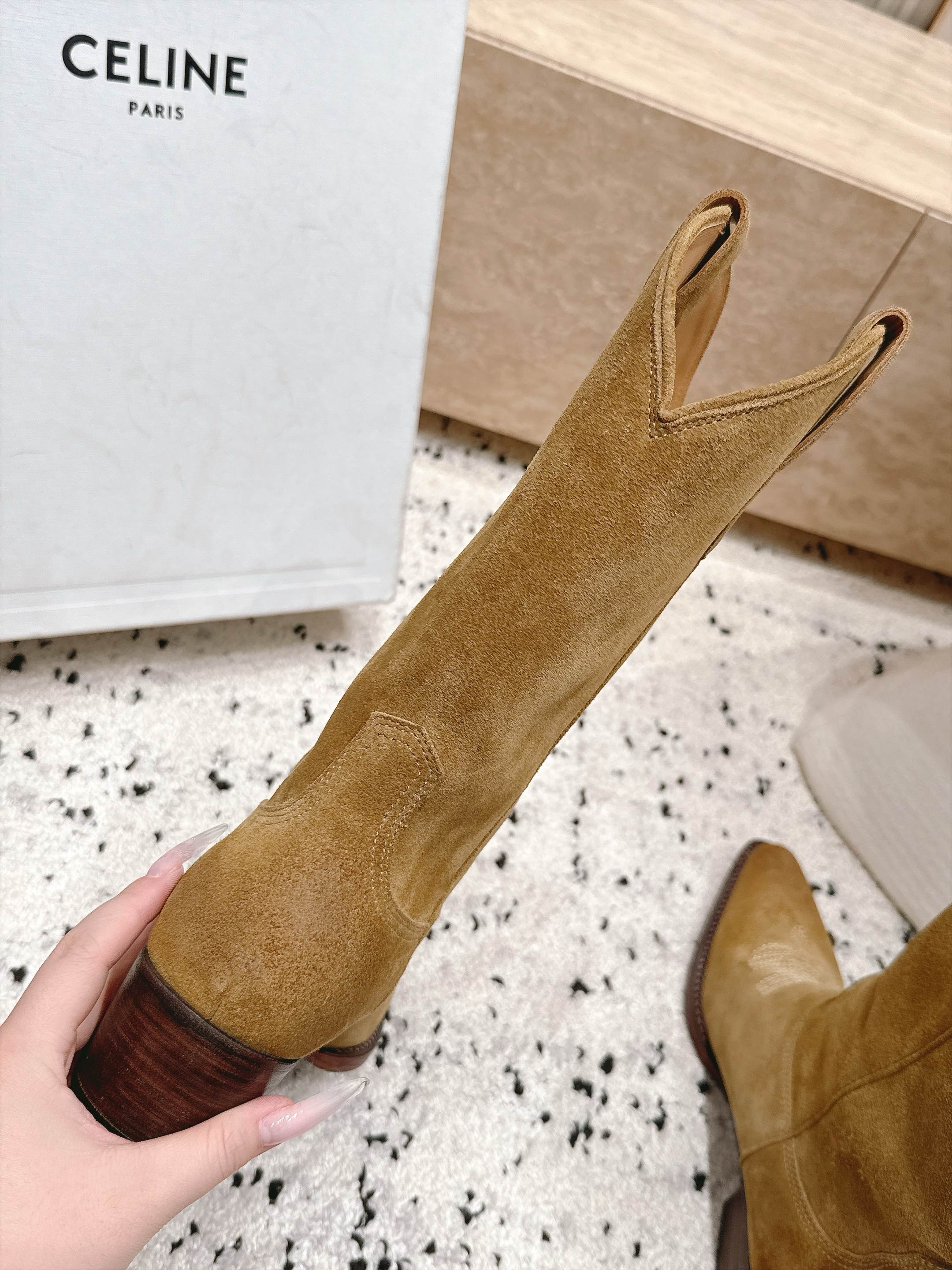 celine 思琳 秋冬最新款复古粗跟时装靴、牛仔靴 走秀款时尚博主同款 早秋力推单品!复古欧美风格 炸街必备单品 非 celine 思琳 秋冬最新款复古粗跟时装靴、牛仔靴 走秀款时尚博主同款 早秋力推单品!复古欧美风格 炸街必备单品 非