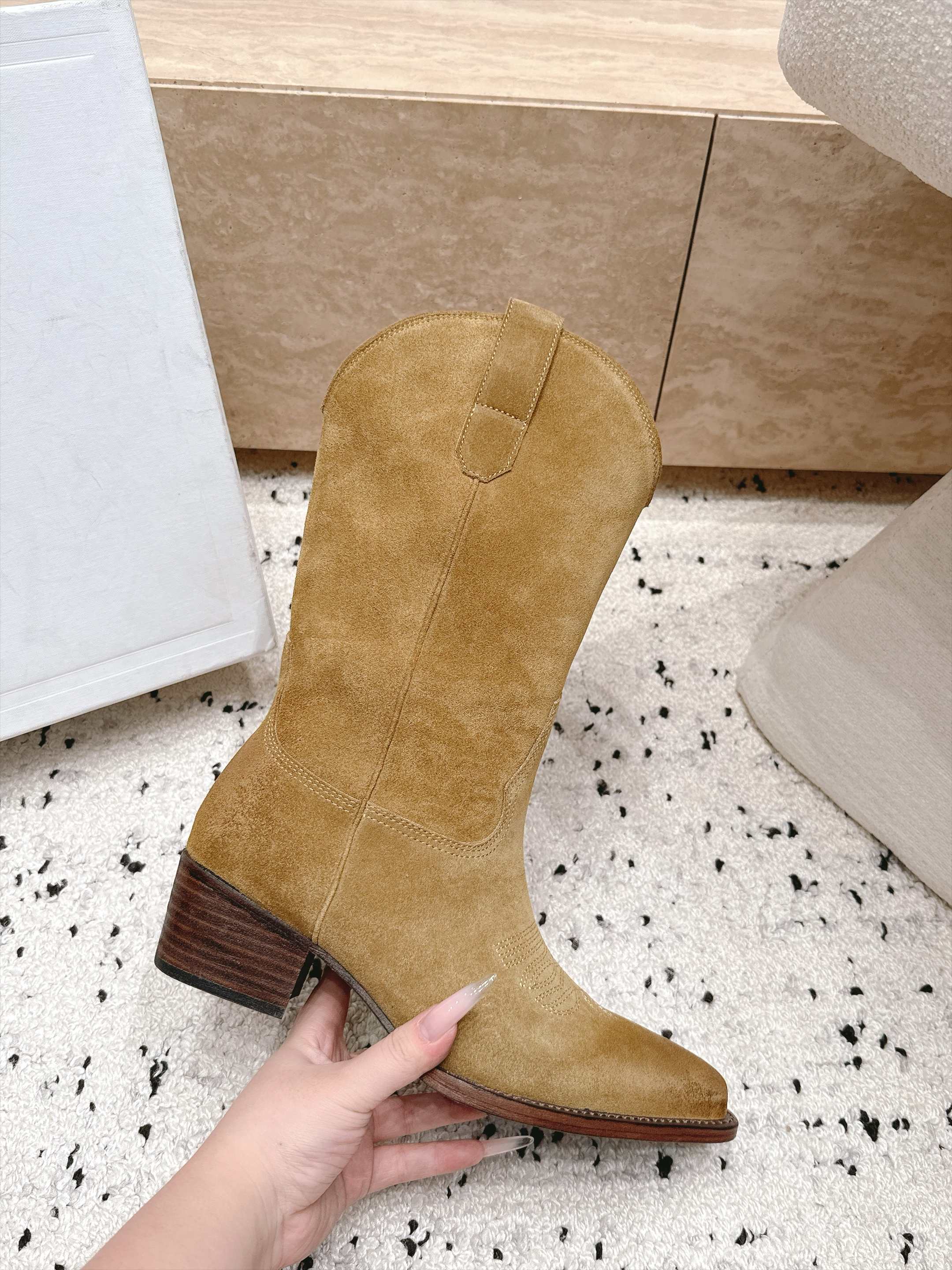 celine 思琳 秋冬最新款复古粗跟时装靴、牛仔靴 走秀款时尚博主同款 早秋力推单品!复古欧美风格 炸街必备单品 非 celine 思琳 秋冬最新款复古粗跟时装靴、牛仔靴 走秀款时尚博主同款 早秋力推单品!复古欧美风格 炸街必备单品 非