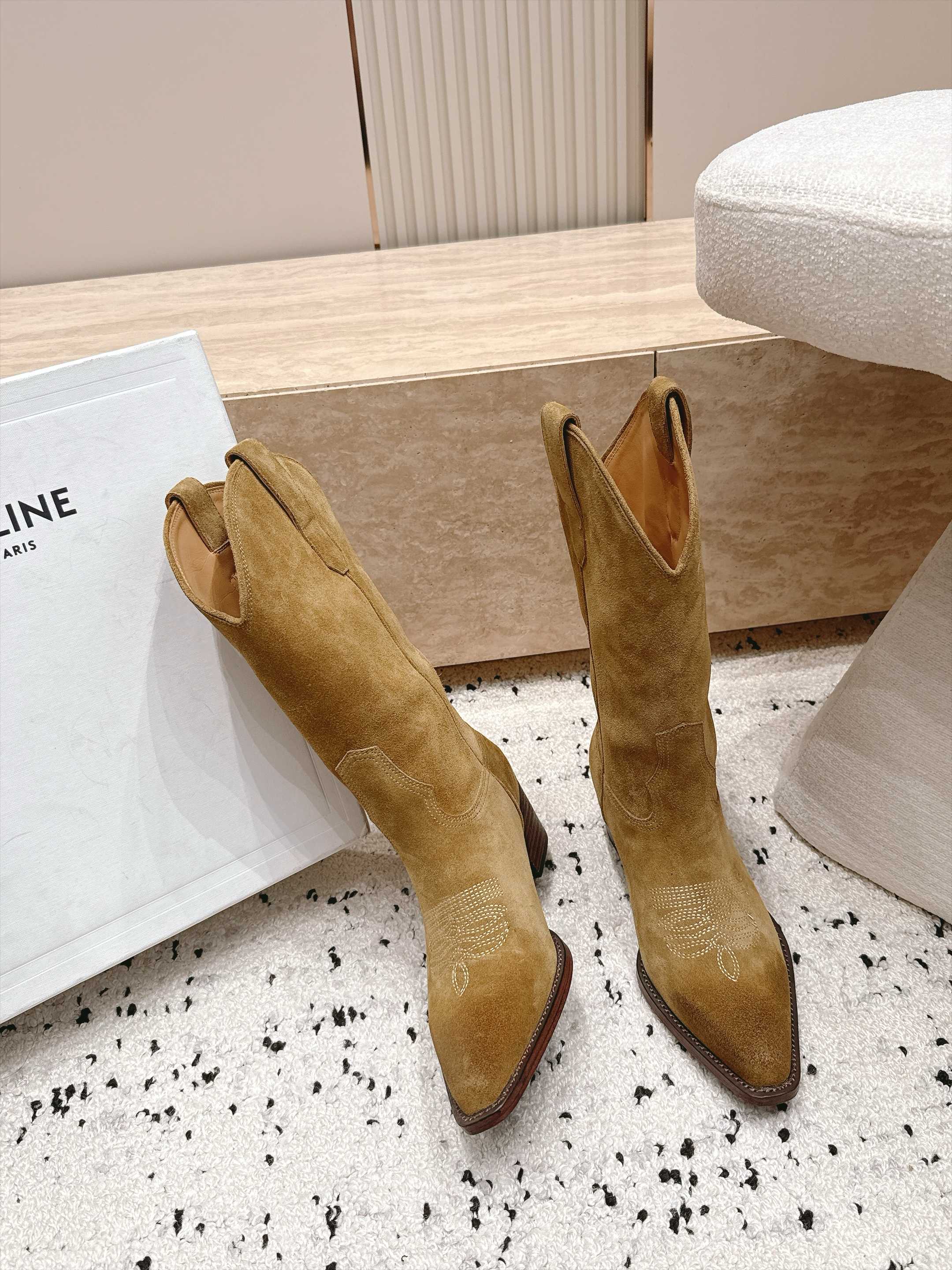 celine 思琳 秋冬最新款复古粗跟时装靴、牛仔靴 走秀款时尚博主同款 早秋力推单品!复古欧美风格 炸街必备单品 非 celine 思琳 秋冬最新款复古粗跟时装靴、牛仔靴 走秀款时尚博主同款 早秋力推单品!复古欧美风格 炸街必备单品 非