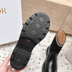 顶级版本 短靴款 DIOR 迪奥 26新款秋冬战靴 一脚蹬骑士靴马丁靴 短靴工装靴 原版一比一开,全对版材质 ,靴型非 顶级版本 短靴款 DIOR 迪奥 26新款秋冬战靴 一脚蹬骑士靴马丁靴 短靴工装靴 原版一比一开,全对版材质 ,靴型非