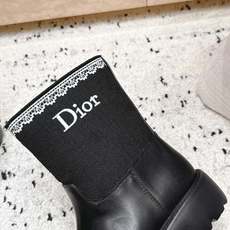 顶级版本 短靴款 DIOR 迪奥 26新款秋冬战靴 一脚蹬骑士靴马丁靴 短靴工装靴 原版一比一开,全对版材质 ,靴型非 顶级版本 短靴款 DIOR 迪奥 26新款秋冬战靴 一脚蹬骑士靴马丁靴 短靴工装靴 原版一比一开,全对版材质 ,靴型非
