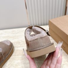 UGG~秋冬新款毛毛拖鞋 一款不会撞衫的鞋子、简约的隔板设计➕上斑点的大底、鞋面真丝卷毛、秋冬季必备款、无论什么裤子裙子 UGG~秋冬新款毛毛拖鞋 一款不会撞衫的鞋子、简约的隔板设计➕上斑点的大底、鞋面真丝卷毛、秋冬季必备款、无论什么裤子裙子