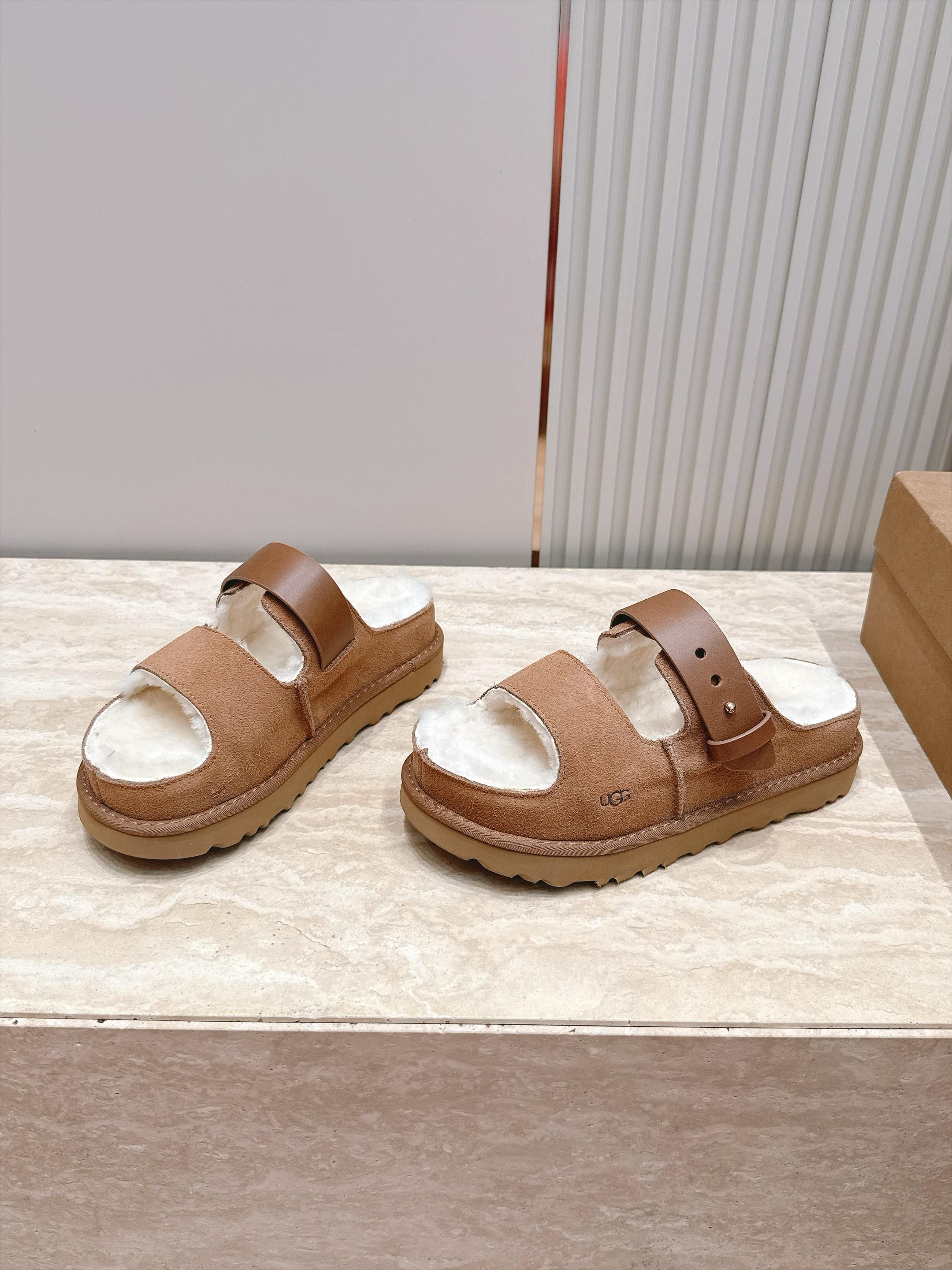 UGG~秋冬新款毛毛拖鞋 一款不会撞衫的鞋子、简约的隔板设计➕上斑点的大底、鞋面真丝卷毛、秋冬季必备款、无论什么裤子裙子 UGG~秋冬新款毛毛拖鞋 一款不会撞衫的鞋子、简约的隔板设计➕上斑点的大底、鞋面真丝卷毛、秋冬季必备款、无论什么裤子裙子