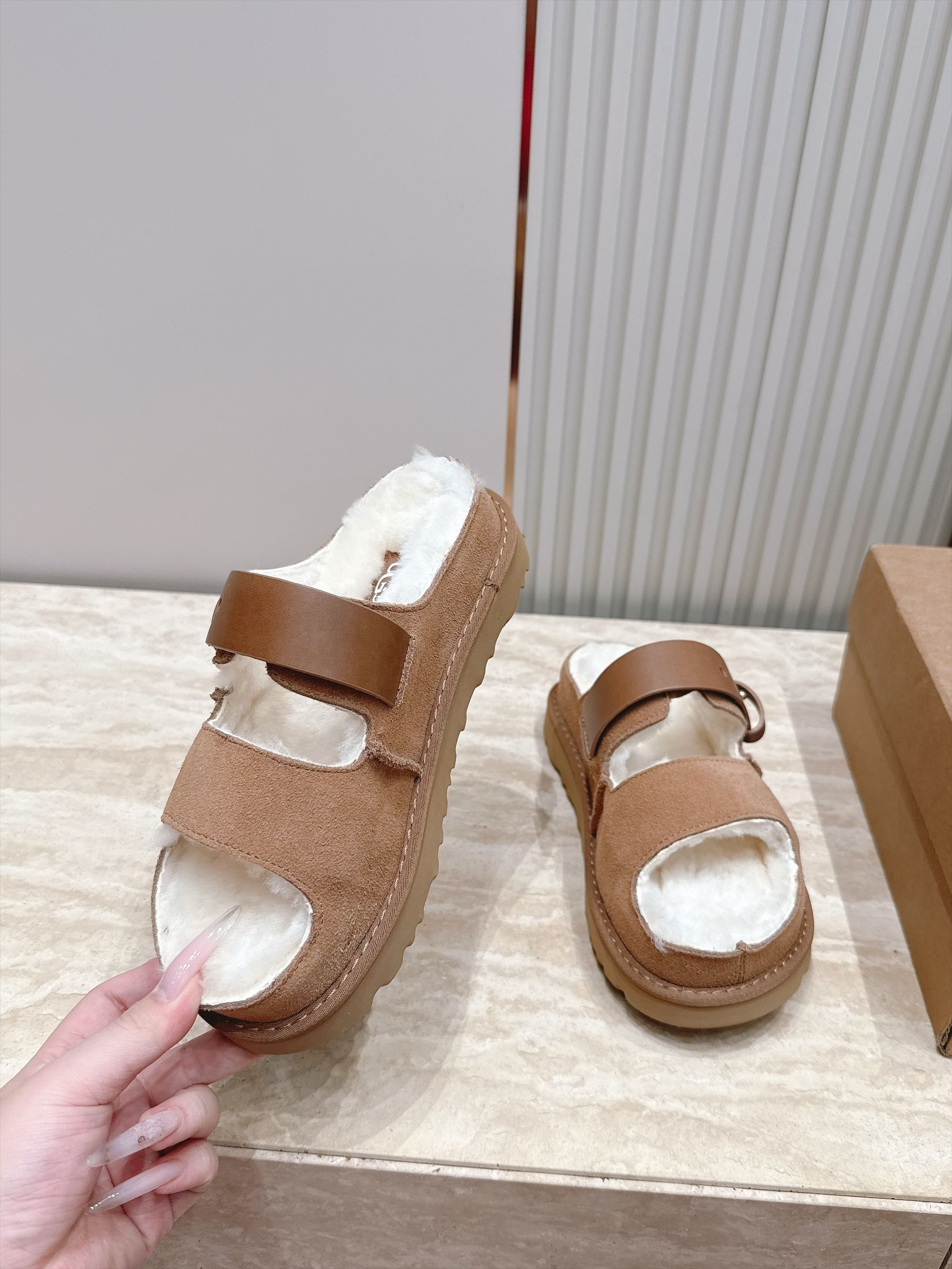 UGG~秋冬新款毛毛拖鞋 一款不会撞衫的鞋子、简约的隔板设计➕上斑点的大底、鞋面真丝卷毛、秋冬季必备款、无论什么裤子裙子 UGG~秋冬新款毛毛拖鞋 一款不会撞衫的鞋子、简约的隔板设计➕上斑点的大底、鞋面真丝卷毛、秋冬季必备款、无论什么裤子裙子
