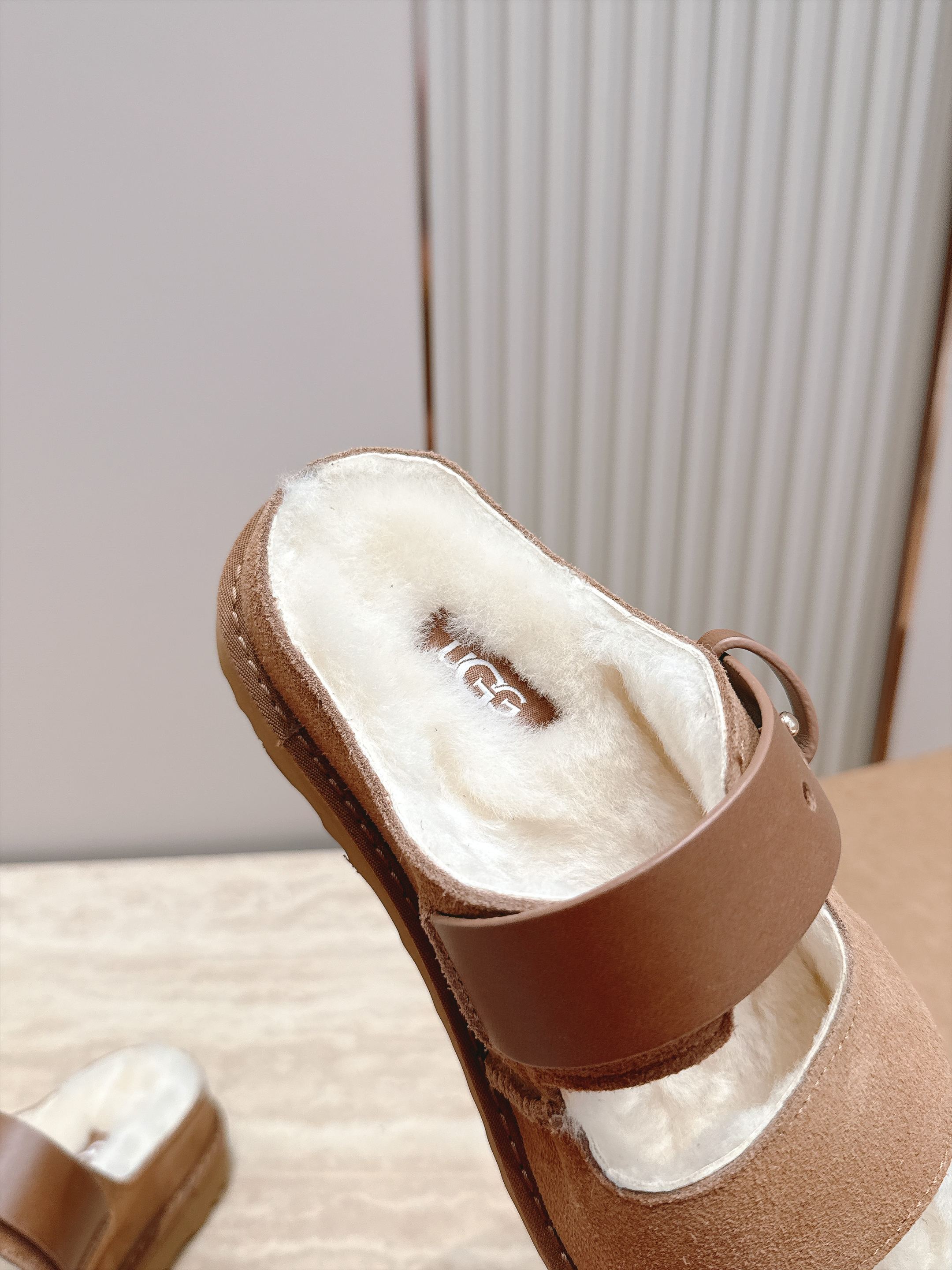 UGG~秋冬新款毛毛拖鞋 一款不会撞衫的鞋子、简约的隔板设计➕上斑点的大底、鞋面真丝卷毛、秋冬季必备款、无论什么裤子裙子 UGG~秋冬新款毛毛拖鞋 一款不会撞衫的鞋子、简约的隔板设计➕上斑点的大底、鞋面真丝卷毛、秋冬季必备款、无论什么裤子裙子