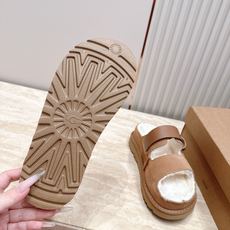 UGG~秋冬新款毛毛拖鞋 一款不会撞衫的鞋子、简约的隔板设计➕上斑点的大底、鞋面真丝卷毛、秋冬季必备款、无论什么裤子裙子 UGG~秋冬新款毛毛拖鞋 一款不会撞衫的鞋子、简约的隔板设计➕上斑点的大底、鞋面真丝卷毛、秋冬季必备款、无论什么裤子裙子