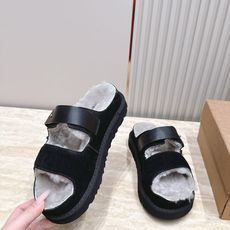 UGG~秋冬新款毛毛拖鞋 一款不会撞衫的鞋子、简约的隔板设计➕上斑点的大底、鞋面真丝卷毛、秋冬季必备款、无论什么裤子裙子 UGG~秋冬新款毛毛拖鞋 一款不会撞衫的鞋子、简约的隔板设计➕上斑点的大底、鞋面真丝卷毛、秋冬季必备款、无论什么裤子裙子