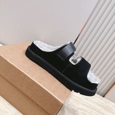 UGG~秋冬新款毛毛拖鞋 一款不会撞衫的鞋子、简约的隔板设计➕上斑点的大底、鞋面真丝卷毛、秋冬季必备款、无论什么裤子裙子 UGG~秋冬新款毛毛拖鞋 一款不会撞衫的鞋子、简约的隔板设计➕上斑点的大底、鞋面真丝卷毛、秋冬季必备款、无论什么裤子裙子