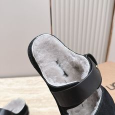 UGG~秋冬新款毛毛拖鞋 一款不会撞衫的鞋子、简约的隔板设计➕上斑点的大底、鞋面真丝卷毛、秋冬季必备款、无论什么裤子裙子 UGG~秋冬新款毛毛拖鞋 一款不会撞衫的鞋子、简约的隔板设计➕上斑点的大底、鞋面真丝卷毛、秋冬季必备款、无论什么裤子裙子