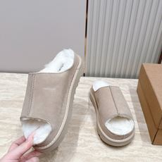 UGG~秋冬新款毛毛拖鞋 一款不会撞衫的鞋子、简约的隔板设计➕上斑点的大底、鞋面真丝卷毛、秋冬季必备款、无论什么裤子裙子 UGG~秋冬新款毛毛拖鞋 一款不会撞衫的鞋子、简约的隔板设计➕上斑点的大底、鞋面真丝卷毛、秋冬季必备款、无论什么裤子裙子