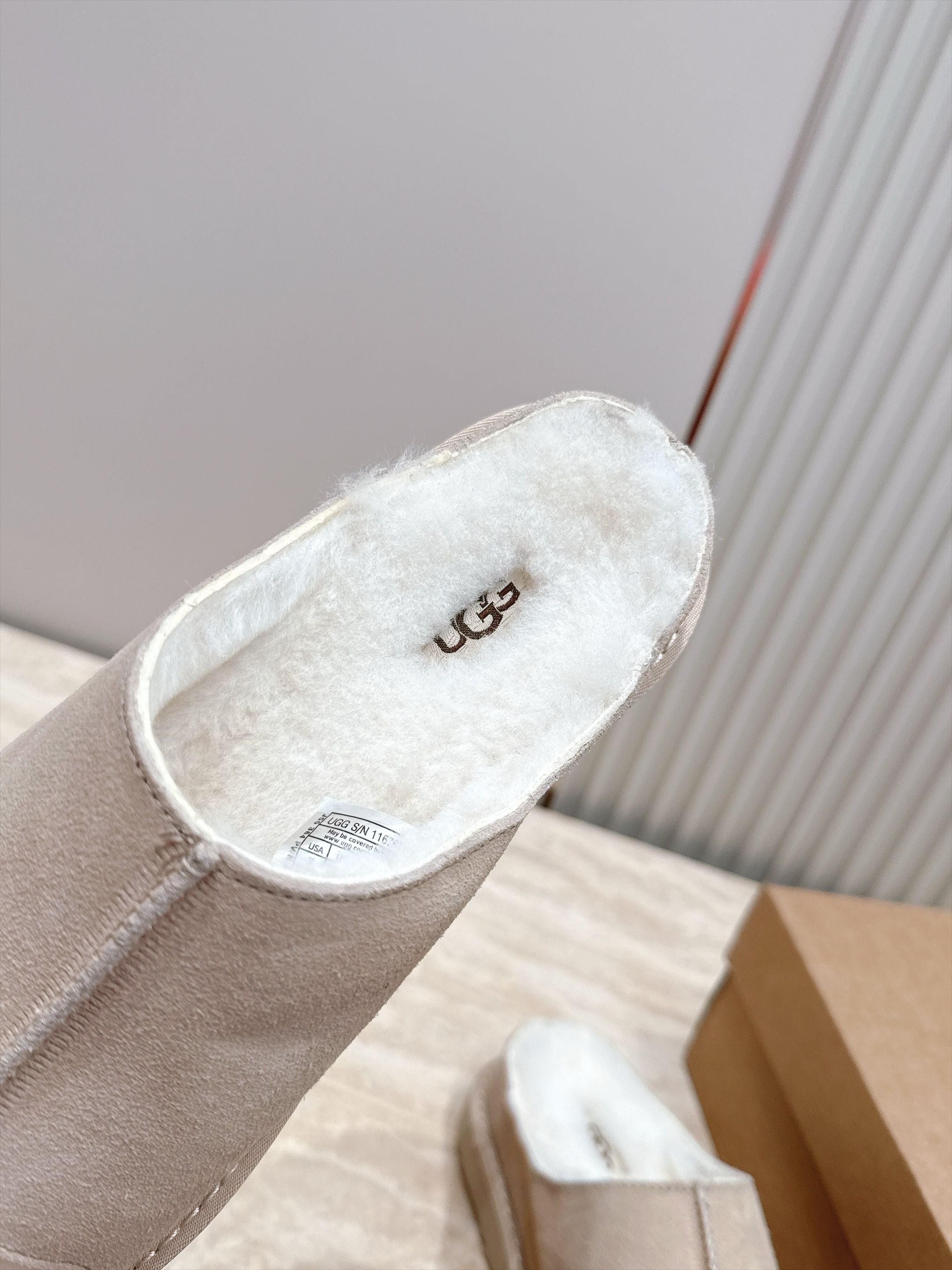 UGG~秋冬新款毛毛拖鞋 一款不会撞衫的鞋子、简约的隔板设计➕上斑点的大底、鞋面真丝卷毛、秋冬季必备款、无论什么裤子裙子 UGG~秋冬新款毛毛拖鞋 一款不会撞衫的鞋子、简约的隔板设计➕上斑点的大底、鞋面真丝卷毛、秋冬季必备款、无论什么裤子裙子