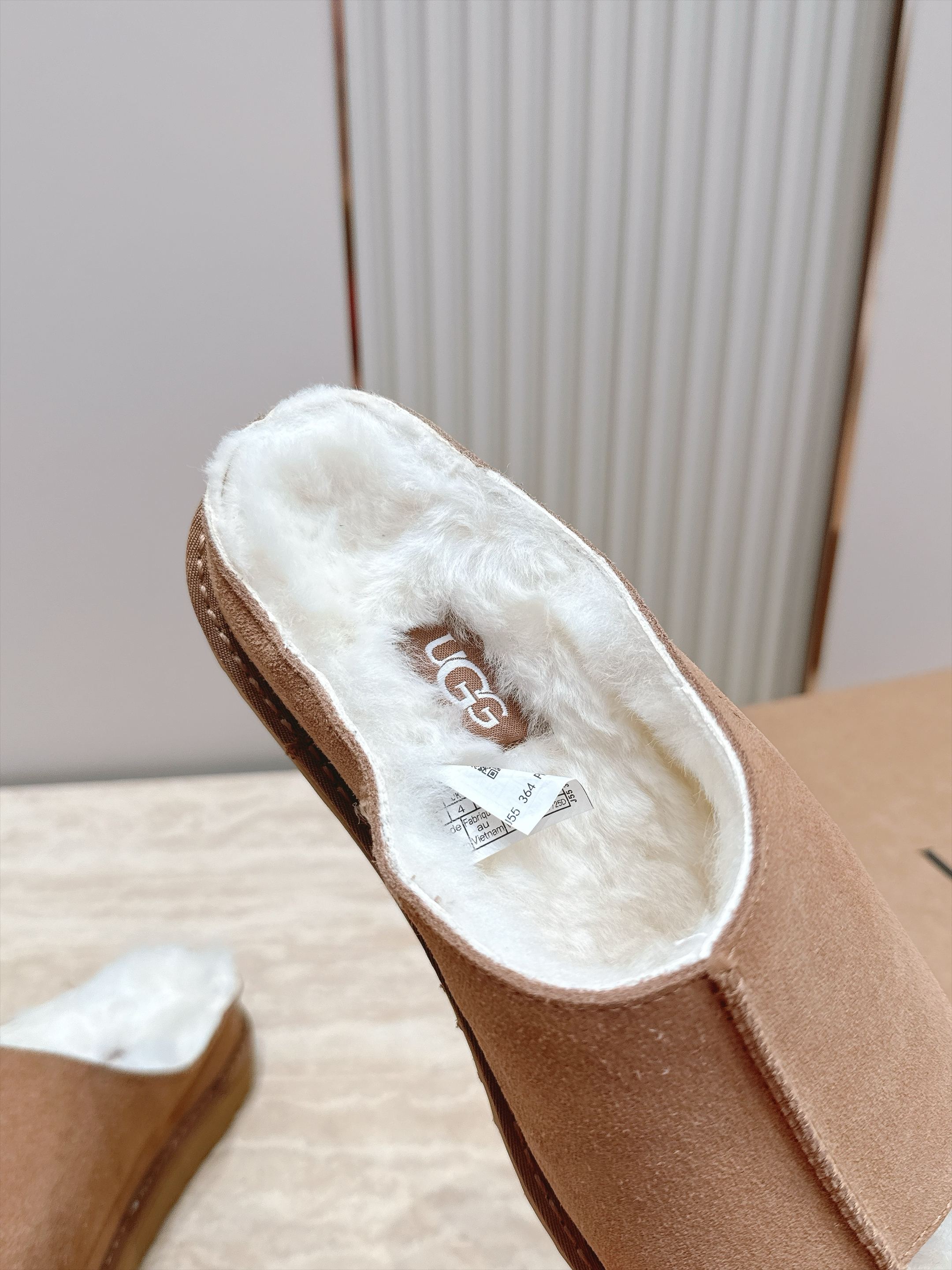 UGG~秋冬新款毛毛拖鞋 一款不会撞衫的鞋子、简约的隔板设计➕上斑点的大底、鞋面真丝卷毛、秋冬季必备款、无论什么裤子裙子 UGG~秋冬新款毛毛拖鞋 一款不会撞衫的鞋子、简约的隔板设计➕上斑点的大底、鞋面真丝卷毛、秋冬季必备款、无论什么裤子裙子