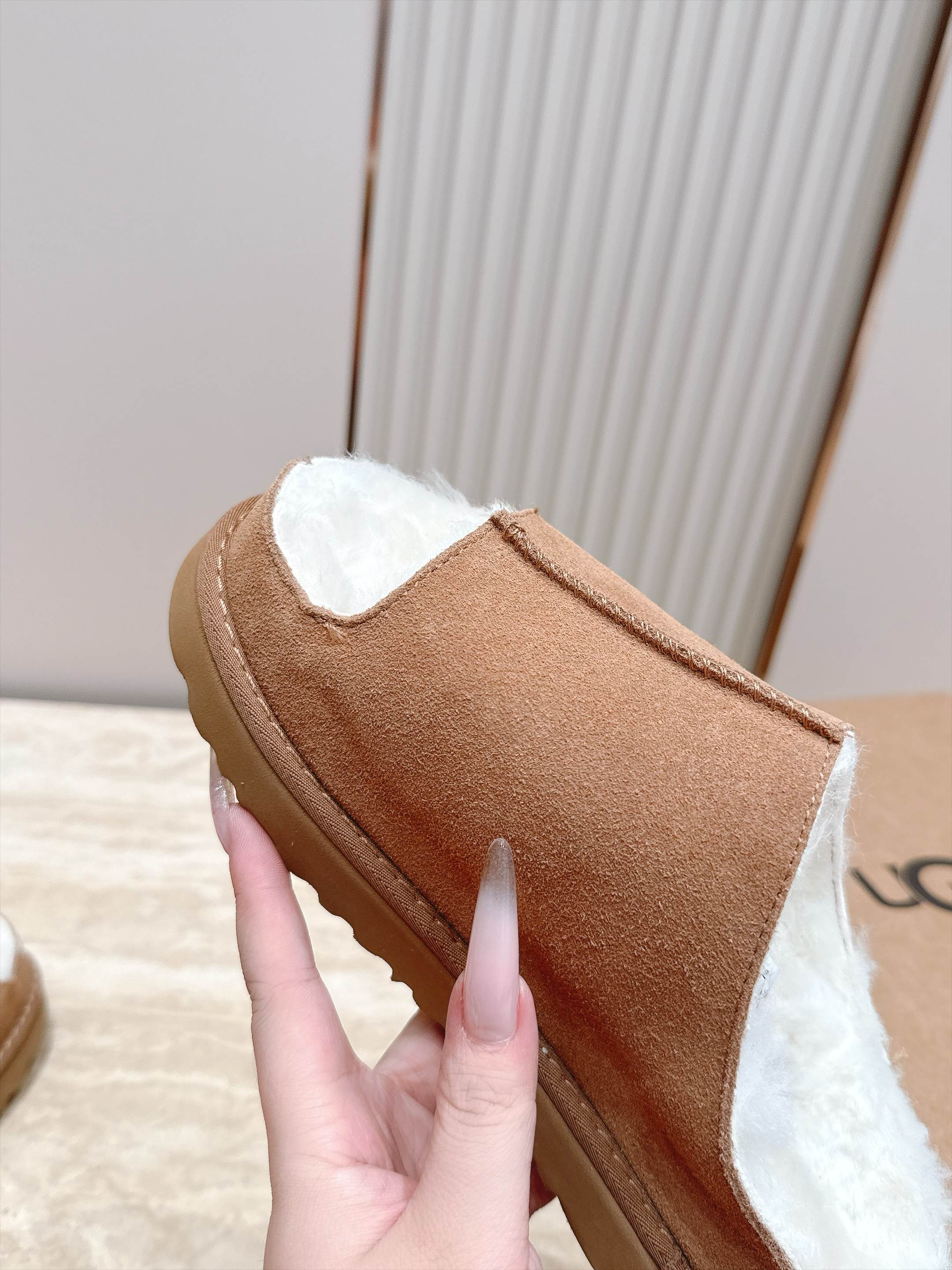 UGG~秋冬新款毛毛拖鞋 一款不会撞衫的鞋子、简约的隔板设计➕上斑点的大底、鞋面真丝卷毛、秋冬季必备款、无论什么裤子裙子 UGG~秋冬新款毛毛拖鞋 一款不会撞衫的鞋子、简约的隔板设计➕上斑点的大底、鞋面真丝卷毛、秋冬季必备款、无论什么裤子裙子