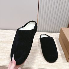 UGG~秋冬新款毛毛拖鞋 一款不会撞衫的鞋子、简约的隔板设计➕上斑点的大底、鞋面真丝卷毛、秋冬季必备款、无论什么裤子裙子 UGG~秋冬新款毛毛拖鞋 一款不会撞衫的鞋子、简约的隔板设计➕上斑点的大底、鞋面真丝卷毛、秋冬季必备款、无论什么裤子裙子