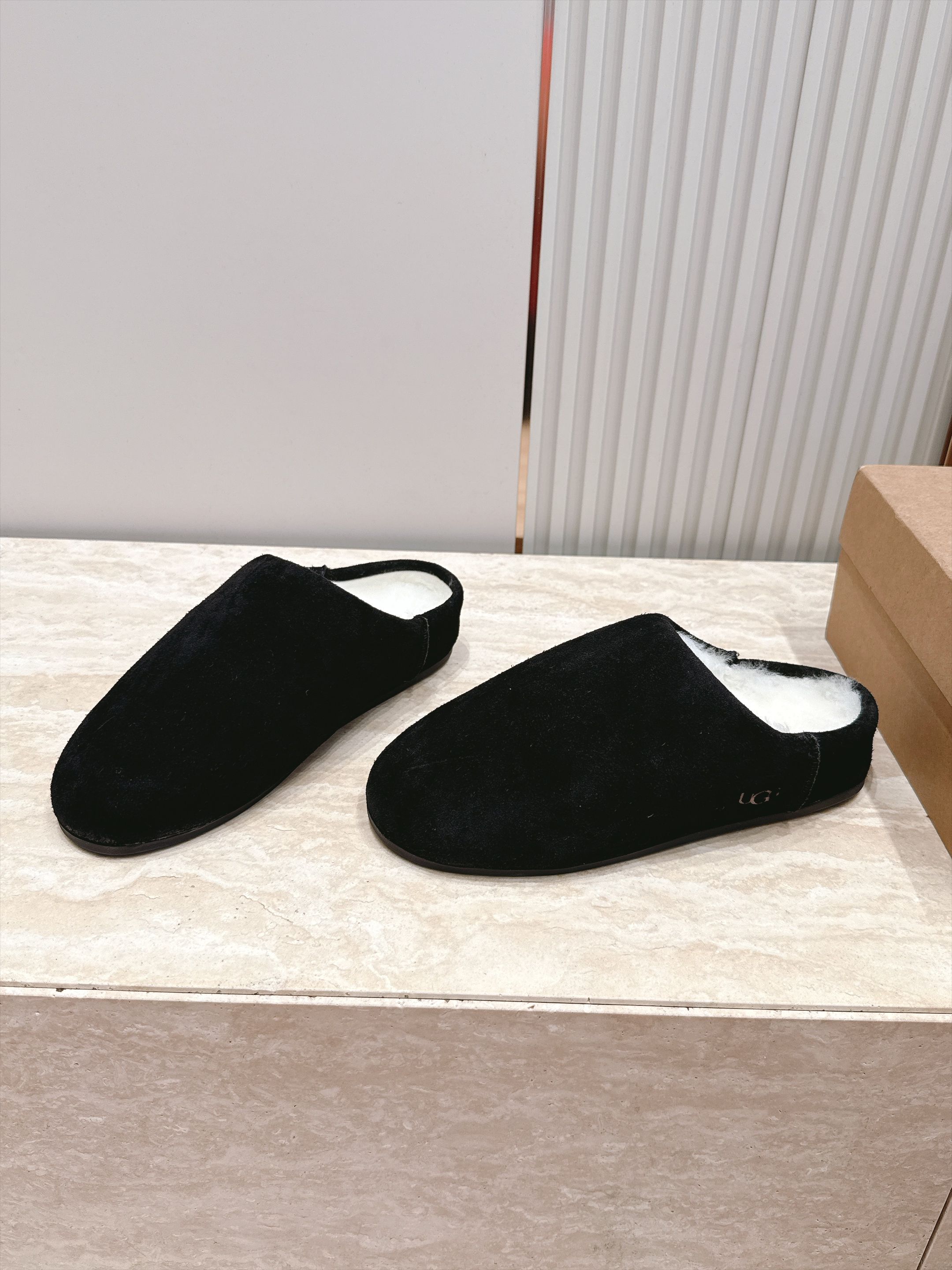 UGG~秋冬新款毛毛拖鞋 一款不会撞衫的鞋子、简约的隔板设计➕上斑点的大底、鞋面真丝卷毛、秋冬季必备款、无论什么裤子裙子 UGG~秋冬新款毛毛拖鞋 一款不会撞衫的鞋子、简约的隔板设计➕上斑点的大底、鞋面真丝卷毛、秋冬季必备款、无论什么裤子裙子