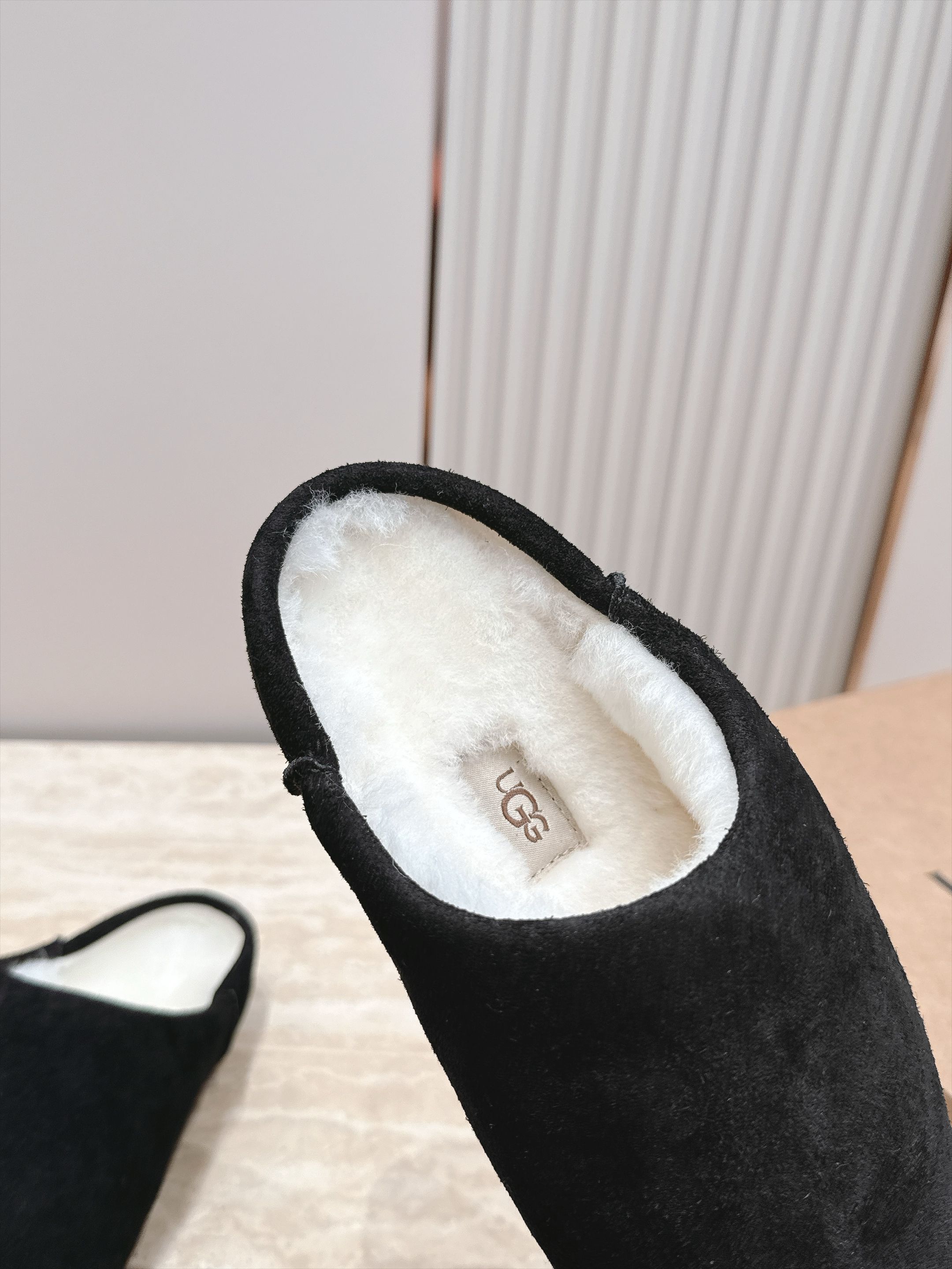 UGG~秋冬新款毛毛拖鞋 一款不会撞衫的鞋子、简约的隔板设计➕上斑点的大底、鞋面真丝卷毛、秋冬季必备款、无论什么裤子裙子 UGG~秋冬新款毛毛拖鞋 一款不会撞衫的鞋子、简约的隔板设计➕上斑点的大底、鞋面真丝卷毛、秋冬季必备款、无论什么裤子裙子