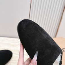 UGG~秋冬新款毛毛拖鞋 一款不会撞衫的鞋子、简约的隔板设计➕上斑点的大底、鞋面真丝卷毛、秋冬季必备款、无论什么裤子裙子 UGG~秋冬新款毛毛拖鞋 一款不会撞衫的鞋子、简约的隔板设计➕上斑点的大底、鞋面真丝卷毛、秋冬季必备款、无论什么裤子裙子