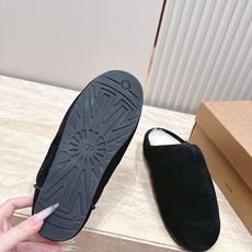UGG~秋冬新款毛毛拖鞋 一款不会撞衫的鞋子、简约的隔板设计➕上斑点的大底、鞋面真丝卷毛、秋冬季必备款、无论什么裤子裙子 UGG~秋冬新款毛毛拖鞋 一款不会撞衫的鞋子、简约的隔板设计➕上斑点的大底、鞋面真丝卷毛、秋冬季必备款、无论什么裤子裙子