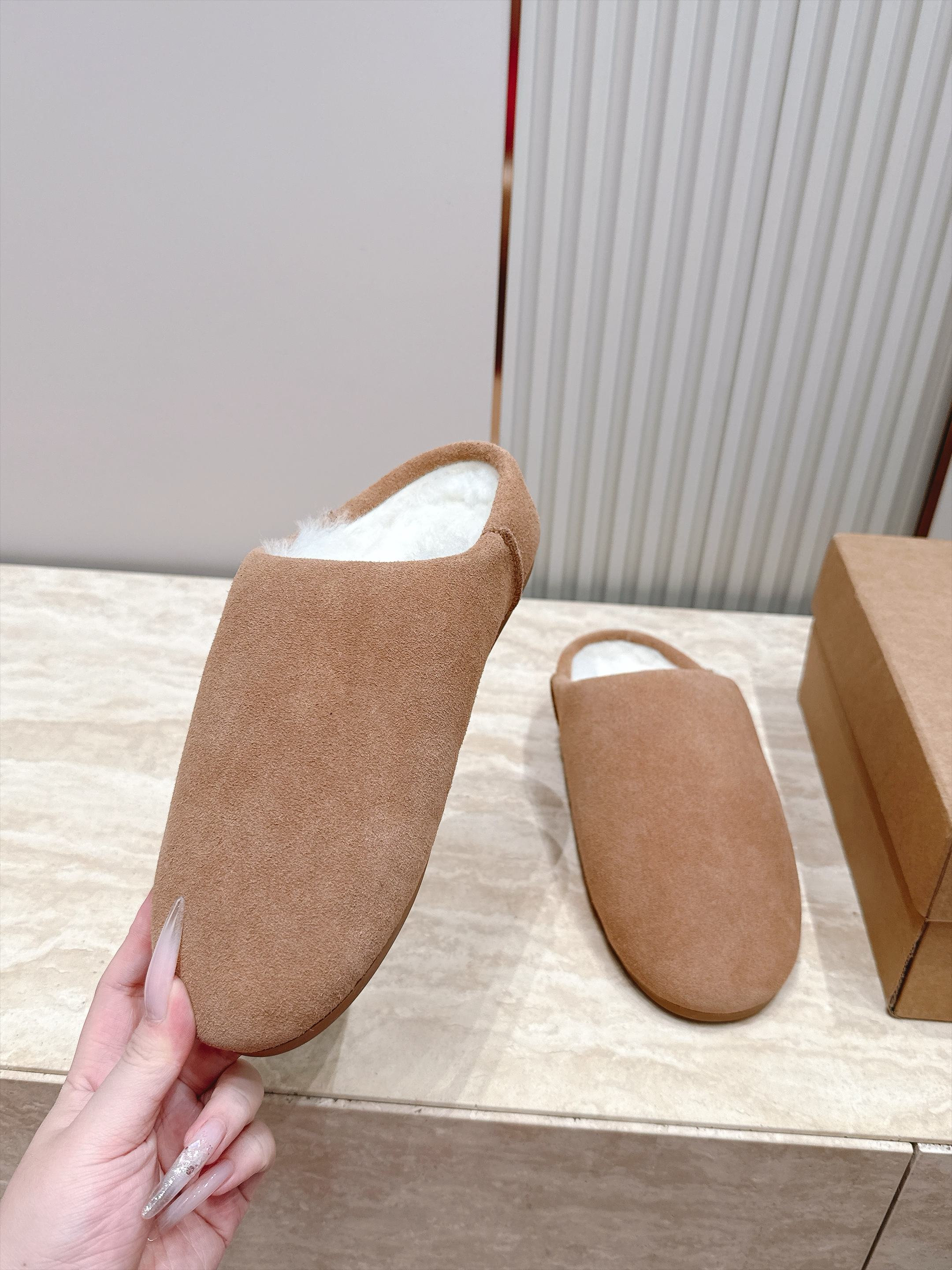 UGG~秋冬新款毛毛拖鞋 一款不会撞衫的鞋子、简约的隔板设计➕上斑点的大底、鞋面真丝卷毛、秋冬季必备款、无论什么裤子裙子 UGG~秋冬新款毛毛拖鞋 一款不会撞衫的鞋子、简约的隔板设计➕上斑点的大底、鞋面真丝卷毛、秋冬季必备款、无论什么裤子裙子