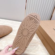 UGG~秋冬新款毛毛拖鞋 一款不会撞衫的鞋子、简约的隔板设计➕上斑点的大底、鞋面真丝卷毛、秋冬季必备款、无论什么裤子裙子 UGG~秋冬新款毛毛拖鞋 一款不会撞衫的鞋子、简约的隔板设计➕上斑点的大底、鞋面真丝卷毛、秋冬季必备款、无论什么裤子裙子