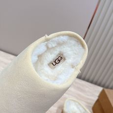 UGG~秋冬新款毛毛拖鞋 一款不会撞衫的鞋子、简约的隔板设计➕上斑点的大底、鞋面真丝卷毛、秋冬季必备款、无论什么裤子裙子 UGG~秋冬新款毛毛拖鞋 一款不会撞衫的鞋子、简约的隔板设计➕上斑点的大底、鞋面真丝卷毛、秋冬季必备款、无论什么裤子裙子