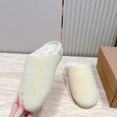 UGG~秋冬新款毛毛拖鞋 一款不会撞衫的鞋子、简约的隔板设计➕上斑点的大底、鞋面真丝卷毛、秋冬季必备款、无论什么裤子裙子 UGG~秋冬新款毛毛拖鞋 一款不会撞衫的鞋子、简约的隔板设计➕上斑点的大底、鞋面真丝卷毛、秋冬季必备款、无论什么裤子裙子